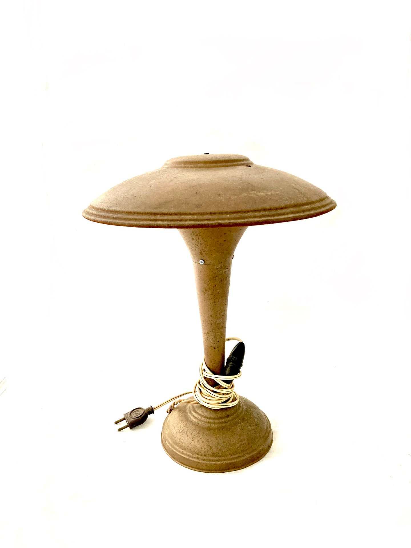 Null 金属蘑菇灯。

20世纪中期。

高35厘米。

氧化作用。

附有第二盏台灯。

不带线。

高32厘米。