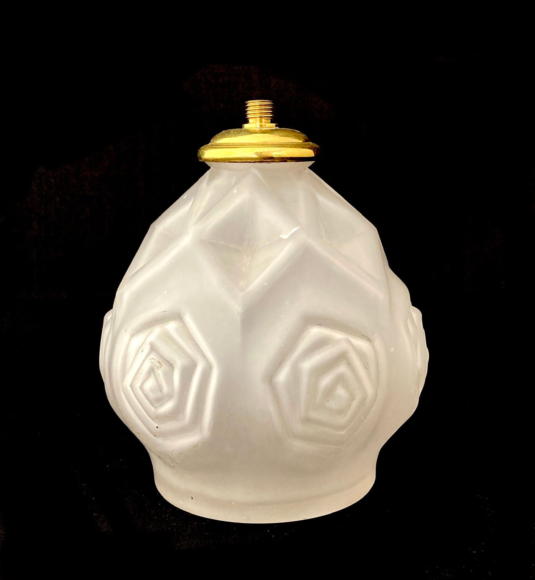 CARRILLO 
Vase de forme boule sur talon à décor en relief de formes géométriques&hellip;