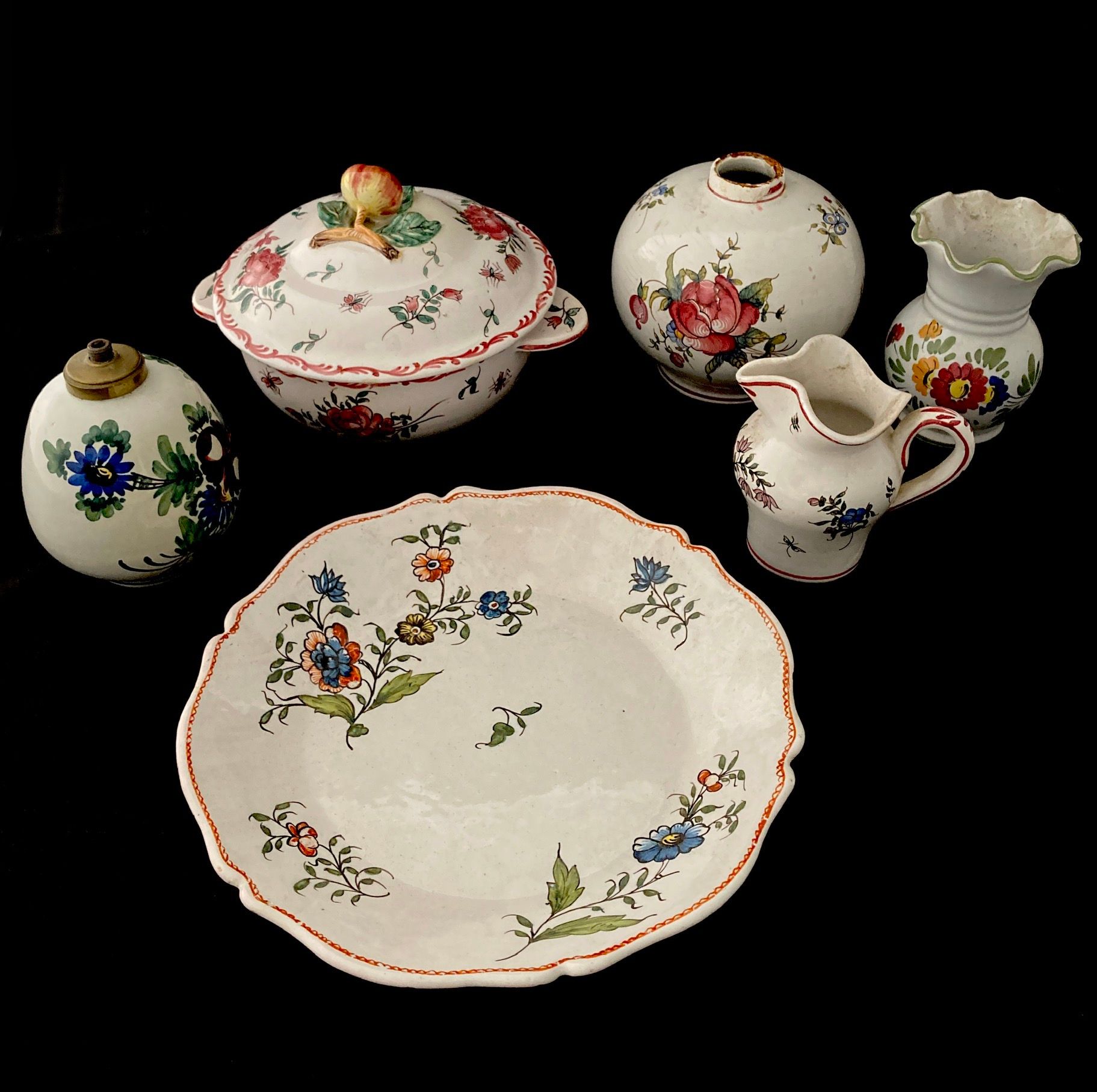Null 花卉多色装饰的陶器套装，包括:三个投壶，两个花瓶，一个灯架，一个盘子，一个篮子和一个有盖的汤锅。

有些作品在背面有签名。

茶壶的高度：15厘米。
&hellip;