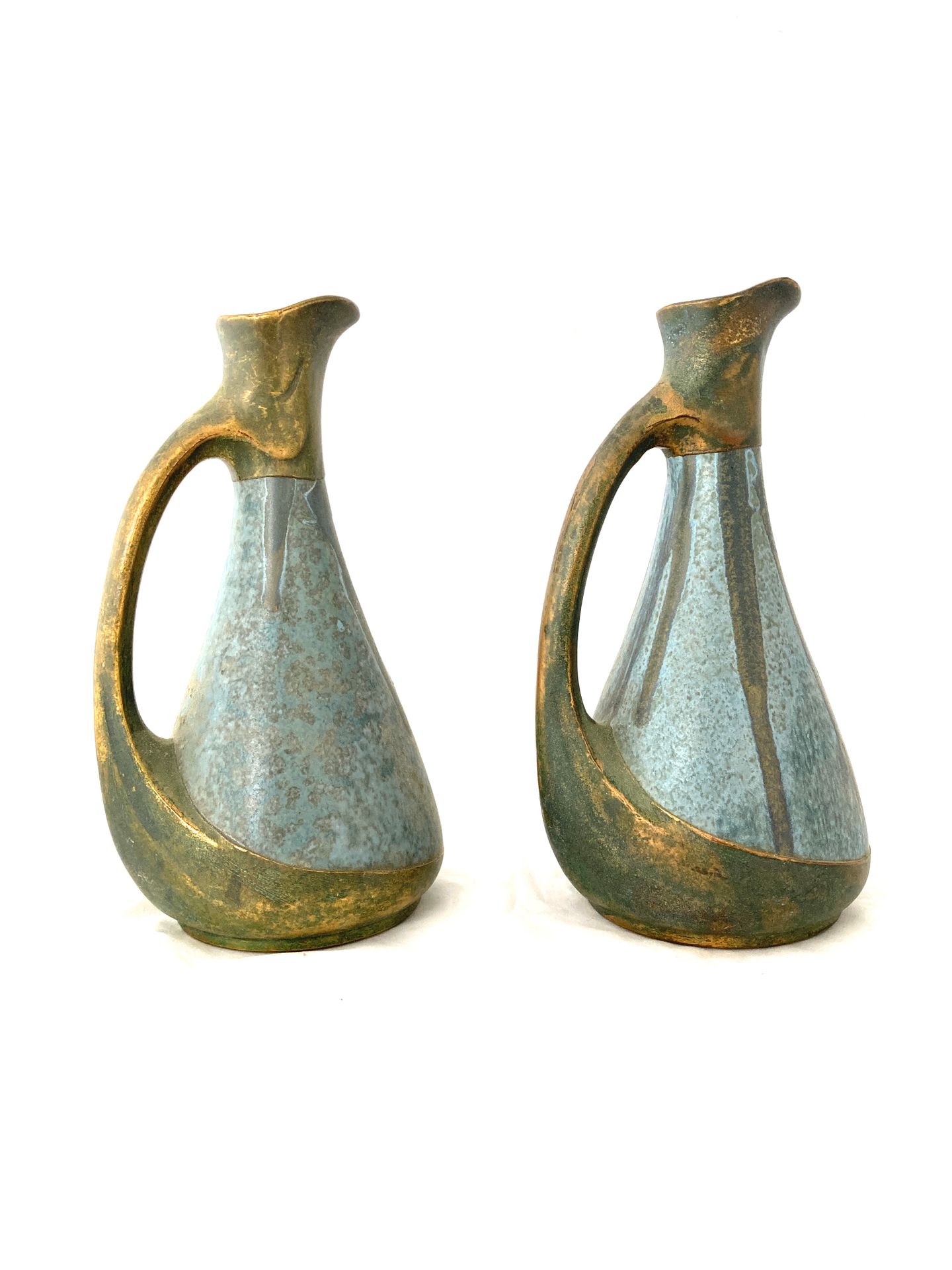 Null DENBAC (attributed to)

Pair of enamelled stoneware pitchers.

About 1900.
&hellip;