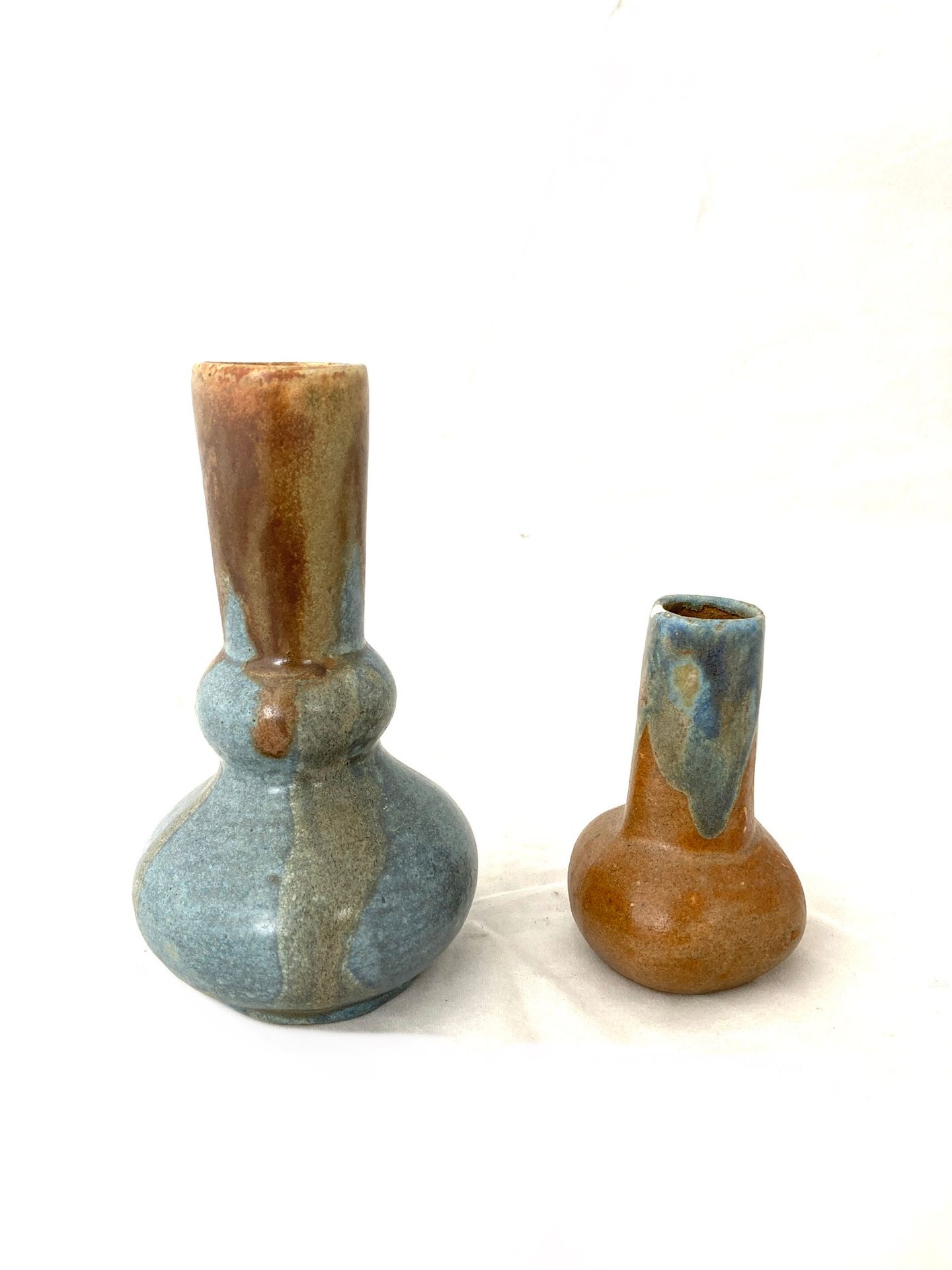 Null Suite von zwei Soliflor-Vasen aus glasiertem Steinzeug.

Um 1900.

Höhe: 7,&hellip;