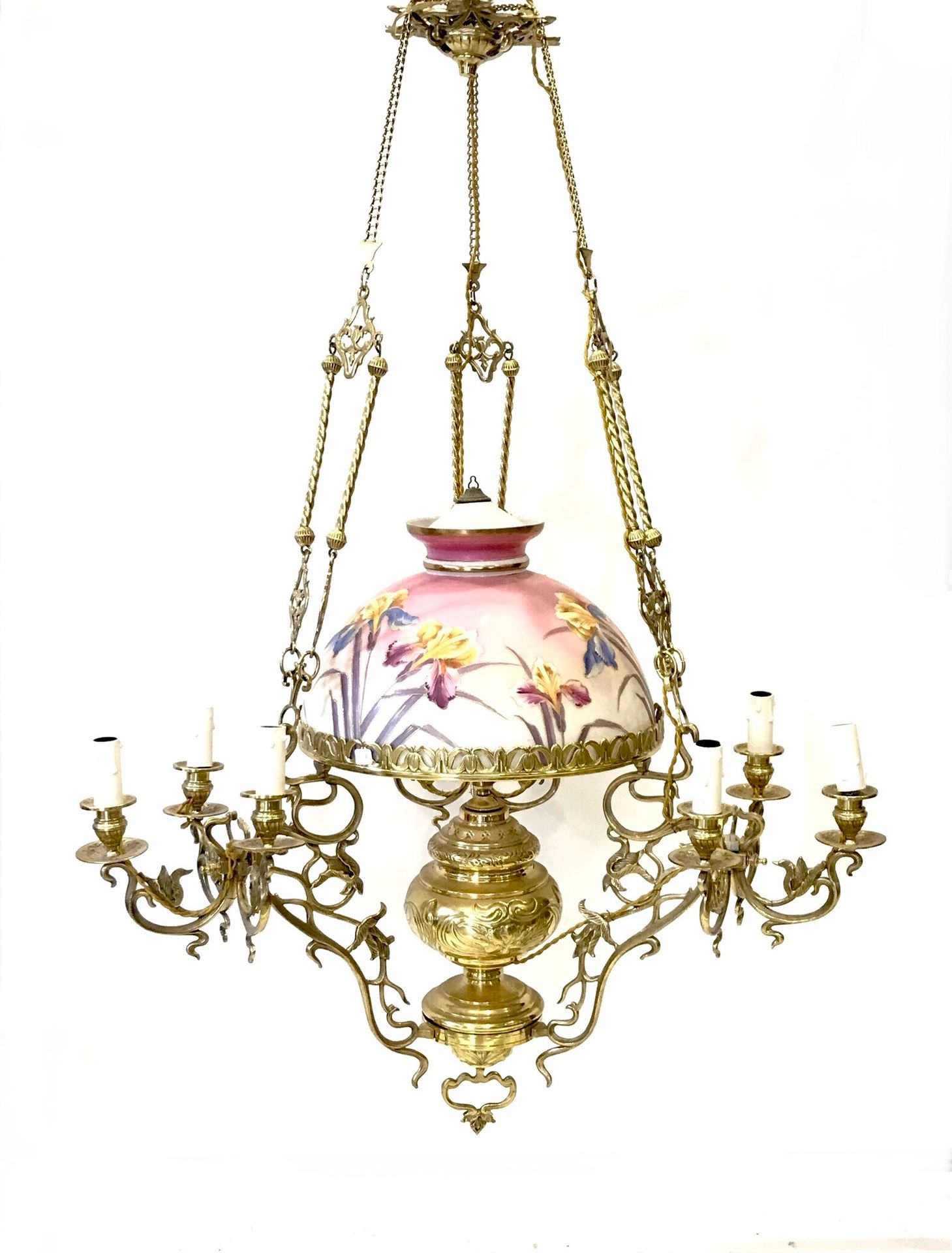 Null 镀金的金属起落，有9个灯臂和乳白色的玻璃圆顶，有新艺术派的花卉装饰。