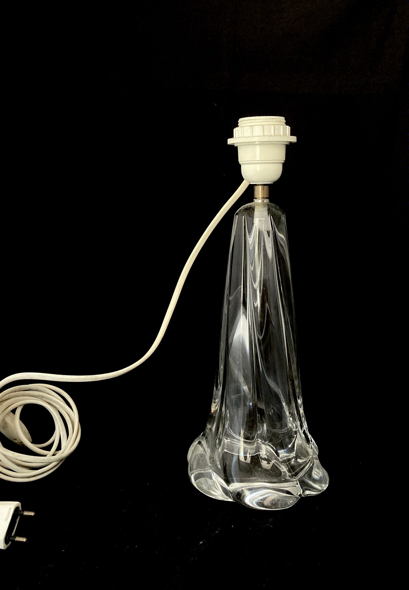 Null DAUM France 

Pied de lampe en cristal moulé torsadé.

Signé à la pointe "D&hellip;