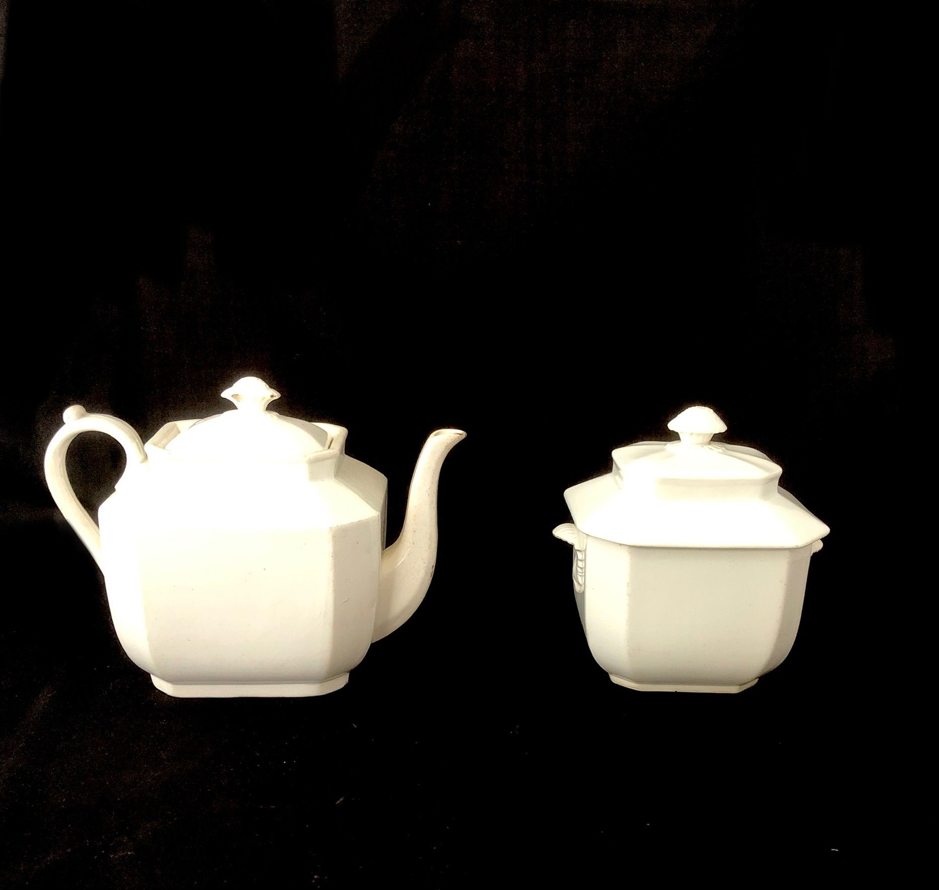 Null Jules VIEILLARD在波尔多

一个白色的陶制茶壶和糖碗。

背面有签名，有印章。

高17.5厘米和15厘米。