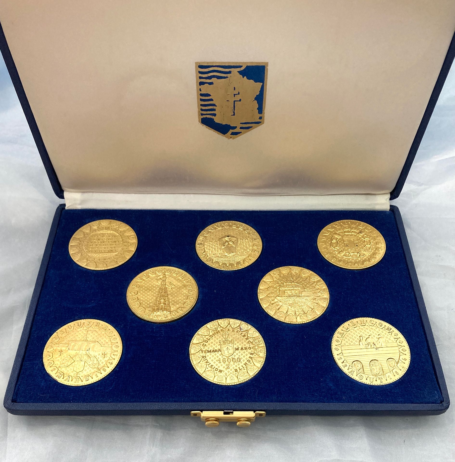 Null Commemorative box of eight table medals on the theme of the oath of KOUFRA &hellip;