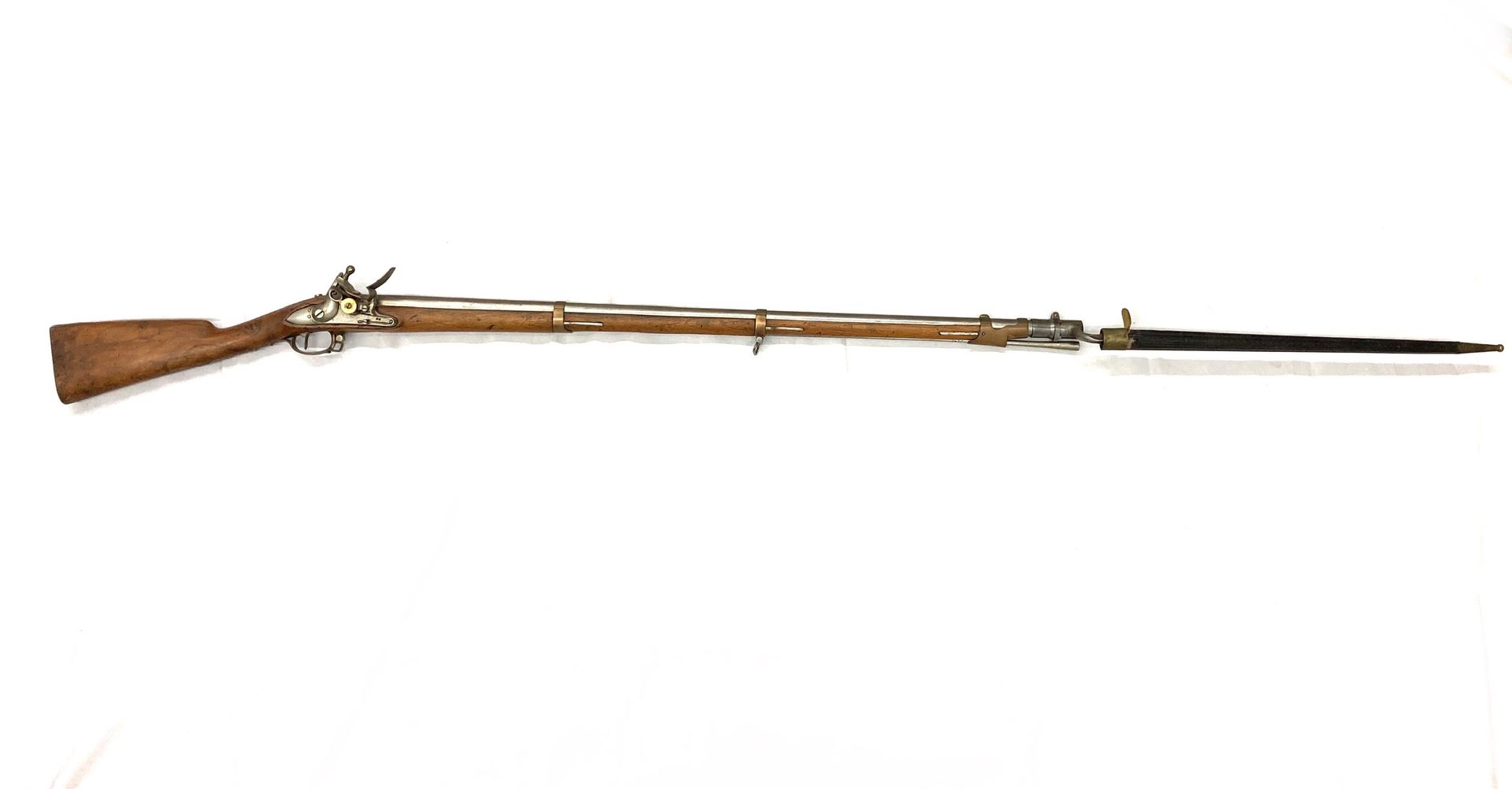 Null 军官或士官生的规范燧发枪类型的步枪，燧发枪锁，鼓长145毫米，署名圣艾蒂安-罗亚尔，枪管带侧面，然后是圆形，长97.8厘米，全铜装饰，带套管的刺刀长5&hellip;