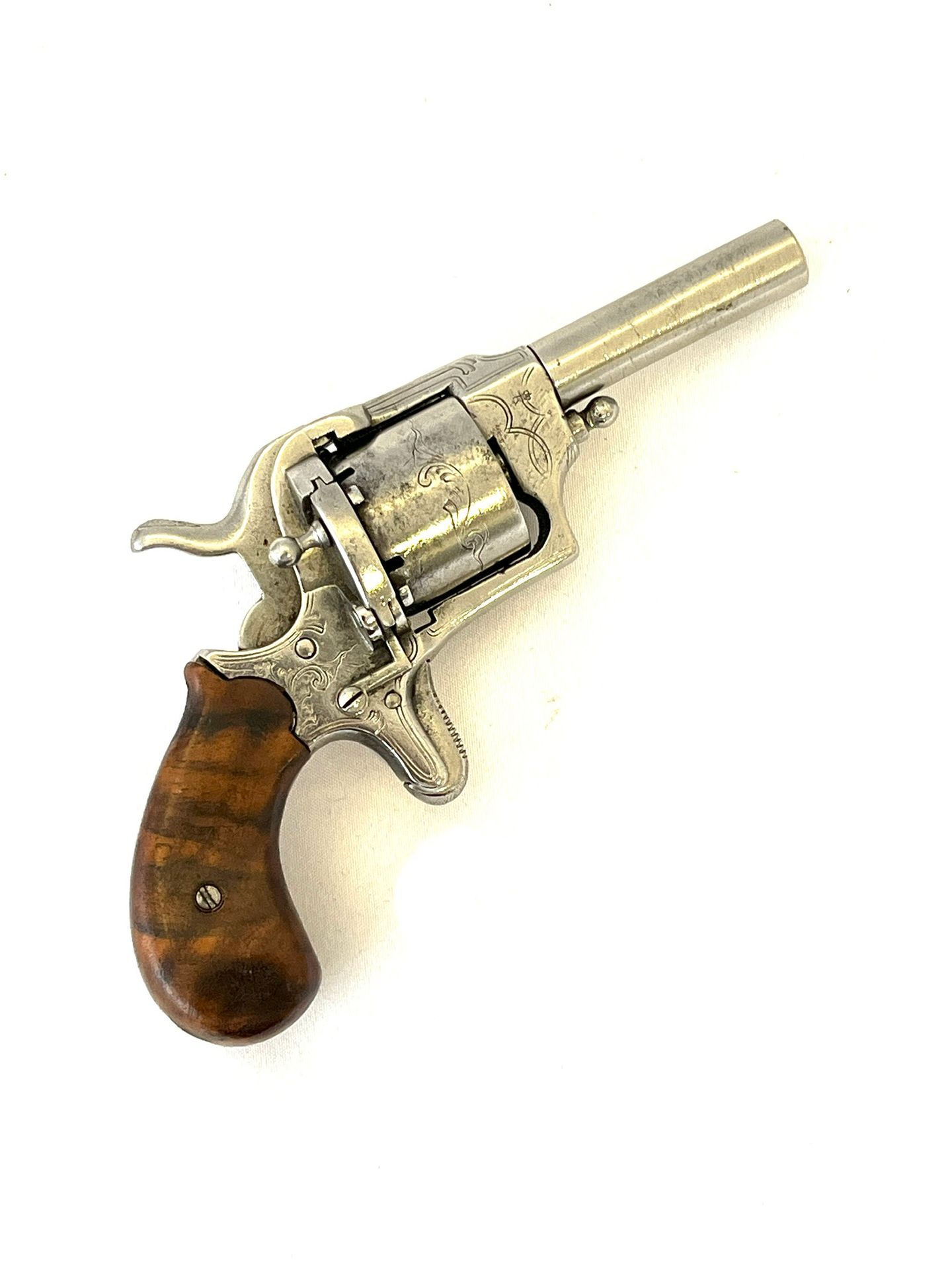 Null 平火左轮手枪

袖珍模型

7毫米口径，65毫米圆形枪管，雕刻的五室枪管，马刺扳机，木板。

磨损，氧化。

TL 165毫米。

19世纪。

D类&hellip;
