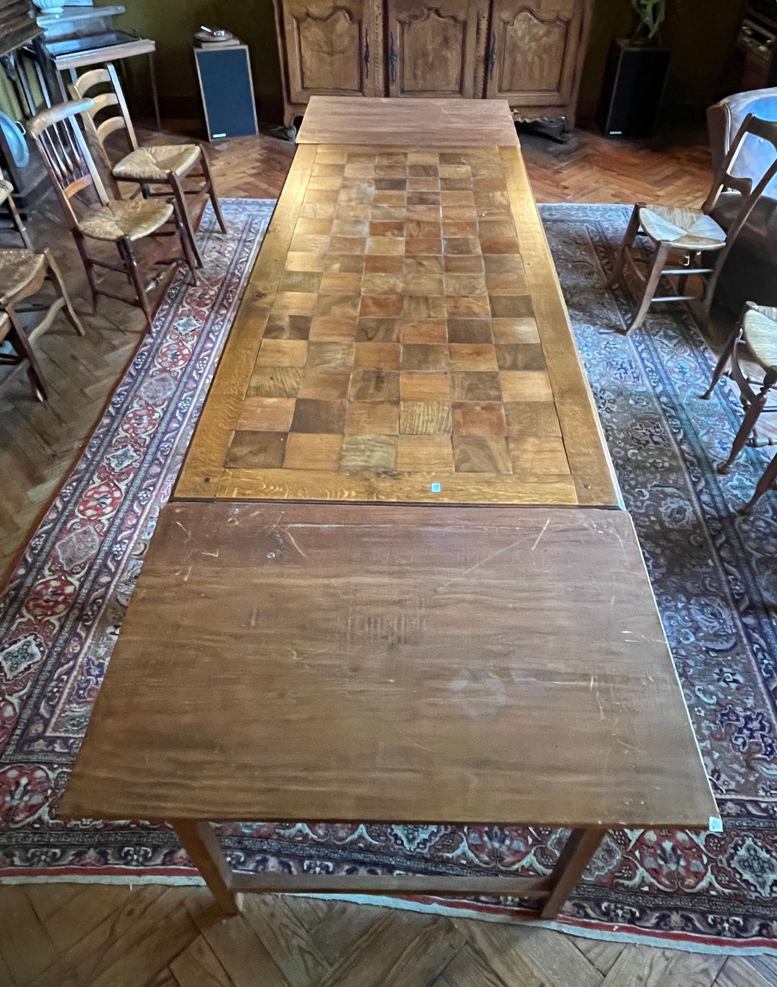 Null 136.大型长方形餐桌，桌腿由西班牙支架连接，锻铁。

增加了两个扩展。

现代工作