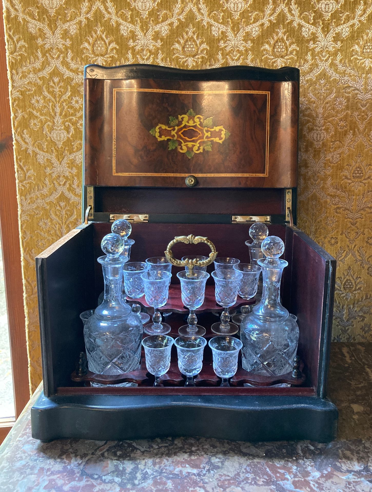 Null 
30.木质和单板酒柜，现代镶嵌工艺。它包含一套醒酒器和利口酒杯。




拿破仑三世风格的现代作品