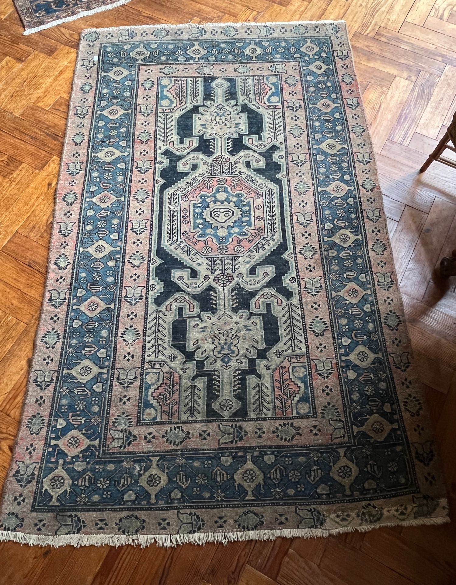 Null 86 一套三件羊毛地毯，主要来自土耳其斯坦。

都是蓝色背景上的几何图案。

磨损、晒伤