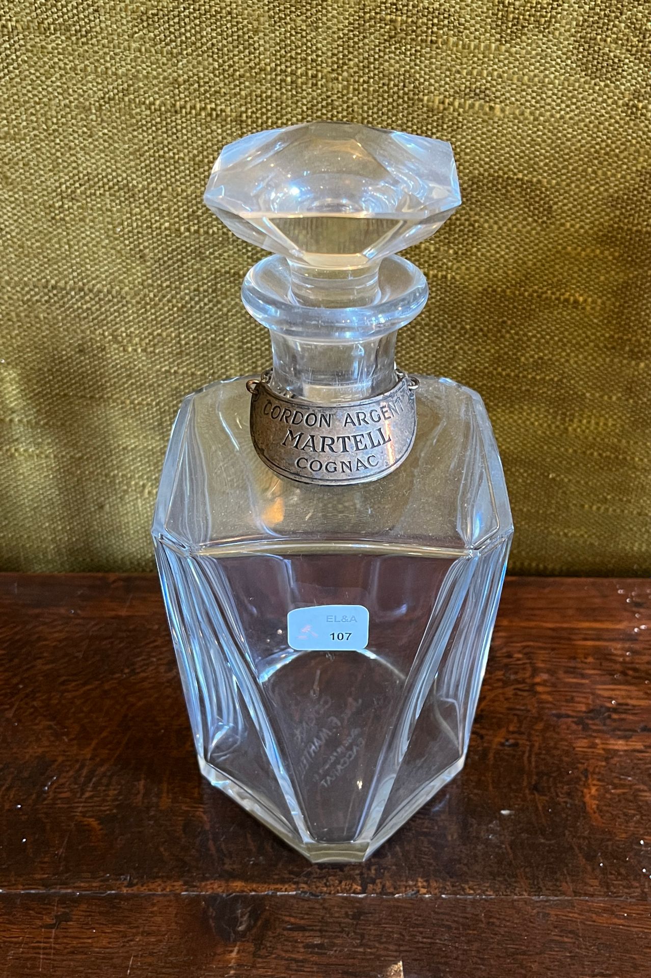 Null 
107.马泰尔的百家乐




吹制水晶白兰地瓶 




背面有签名 




高22厘米。



瓶塞上的碎片。