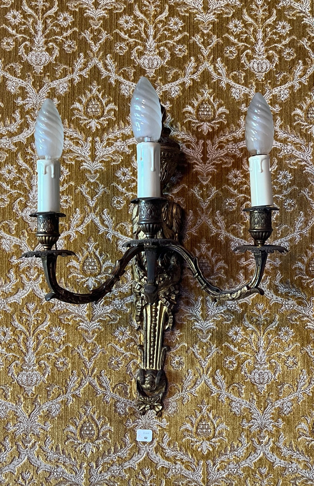 Null 62. Par de apliques de tres luces en ormolina de estilo Luis XVI 

Principi&hellip;