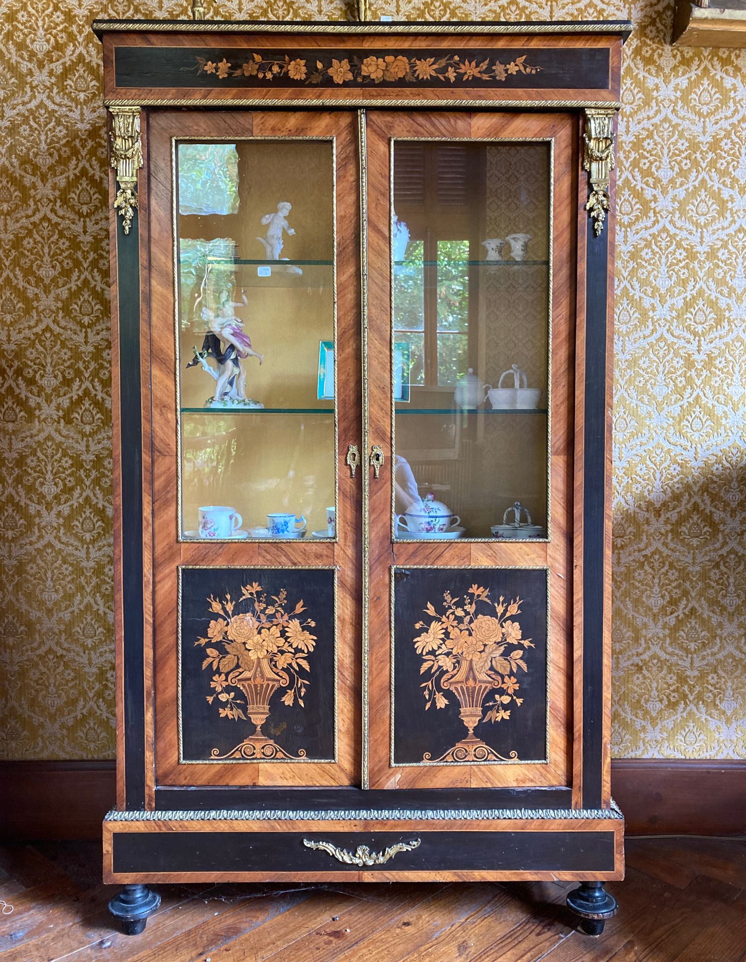 Null 1.长方形贴面展示柜，开有两扇玻璃门，木质装饰，丰富的花纹镶嵌，黑底的花盆。

拿破仑三世时期。

身高：155厘米。