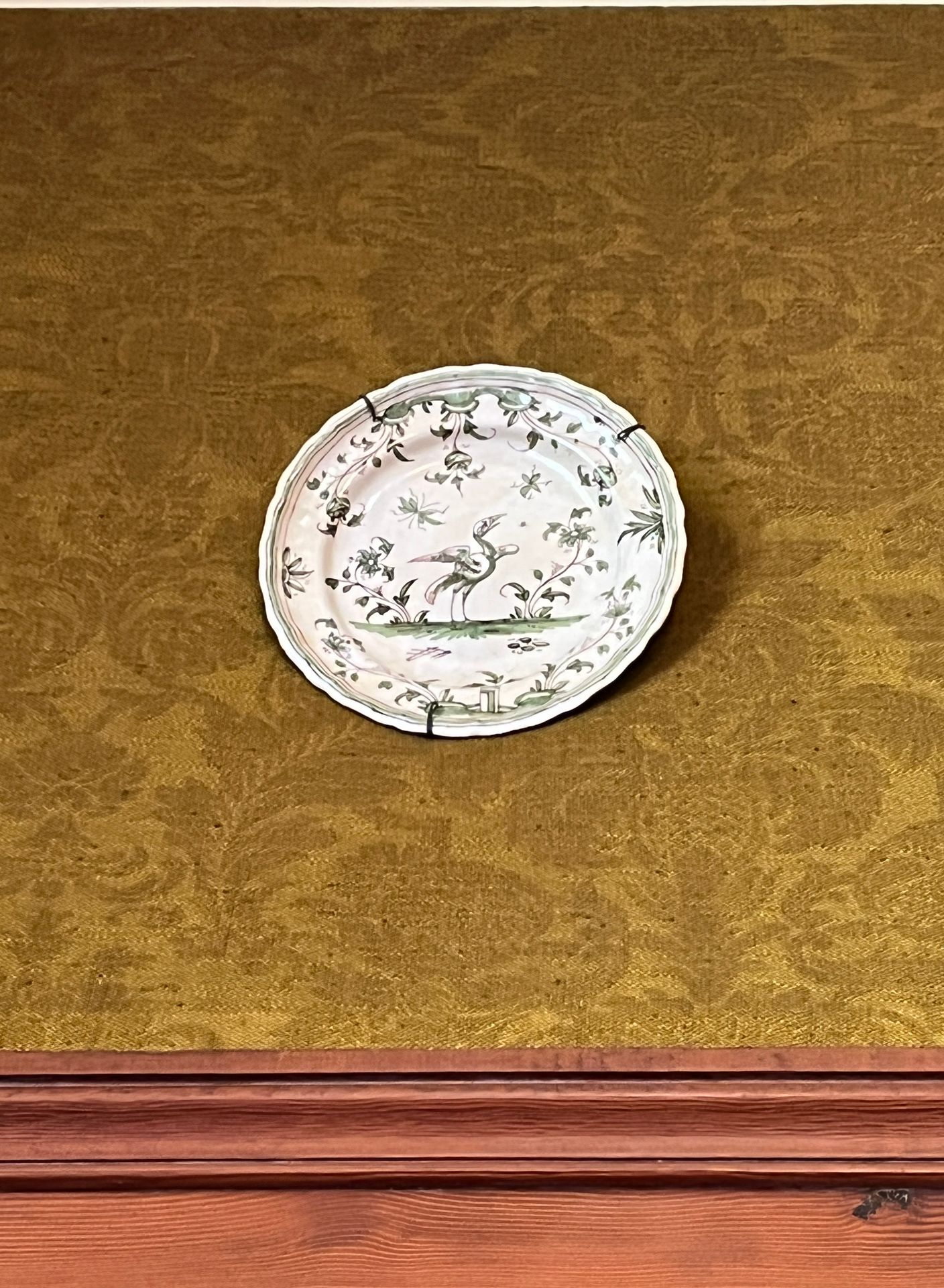 Null 91.Moustiers

一对陶器盘子，上面装饰着中国风格的狮鹫和一个字。

18世纪末