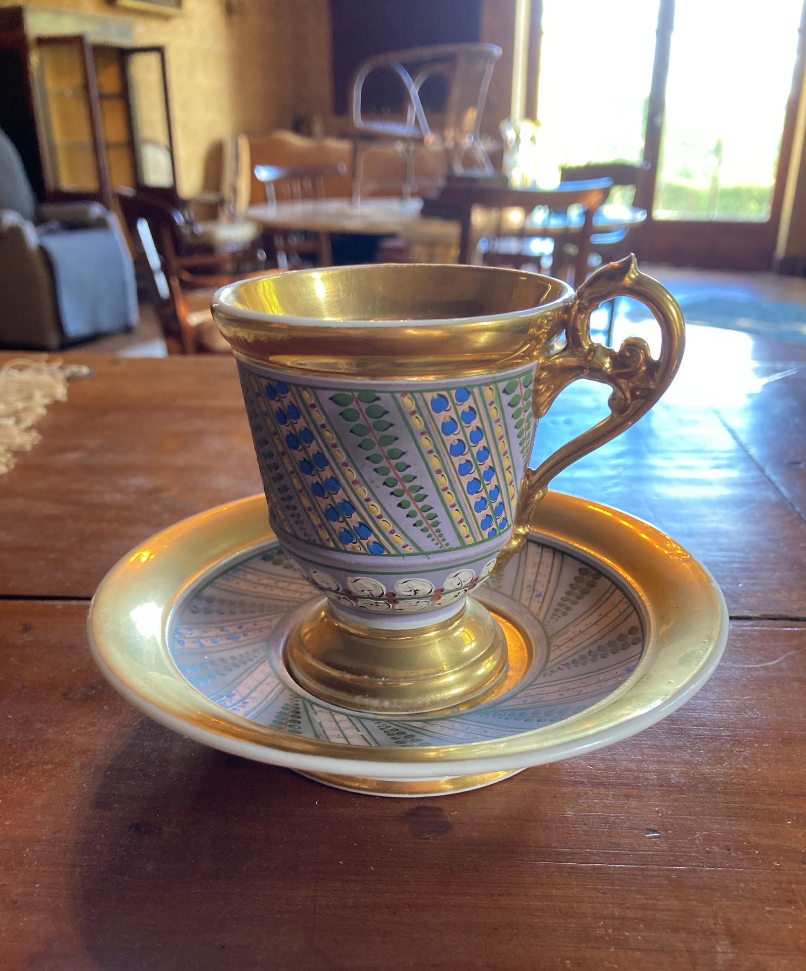 Null 45.	Paris 

Une tasse et sa sous-tasse en porcelaine 

Décor géométrique

G&hellip;