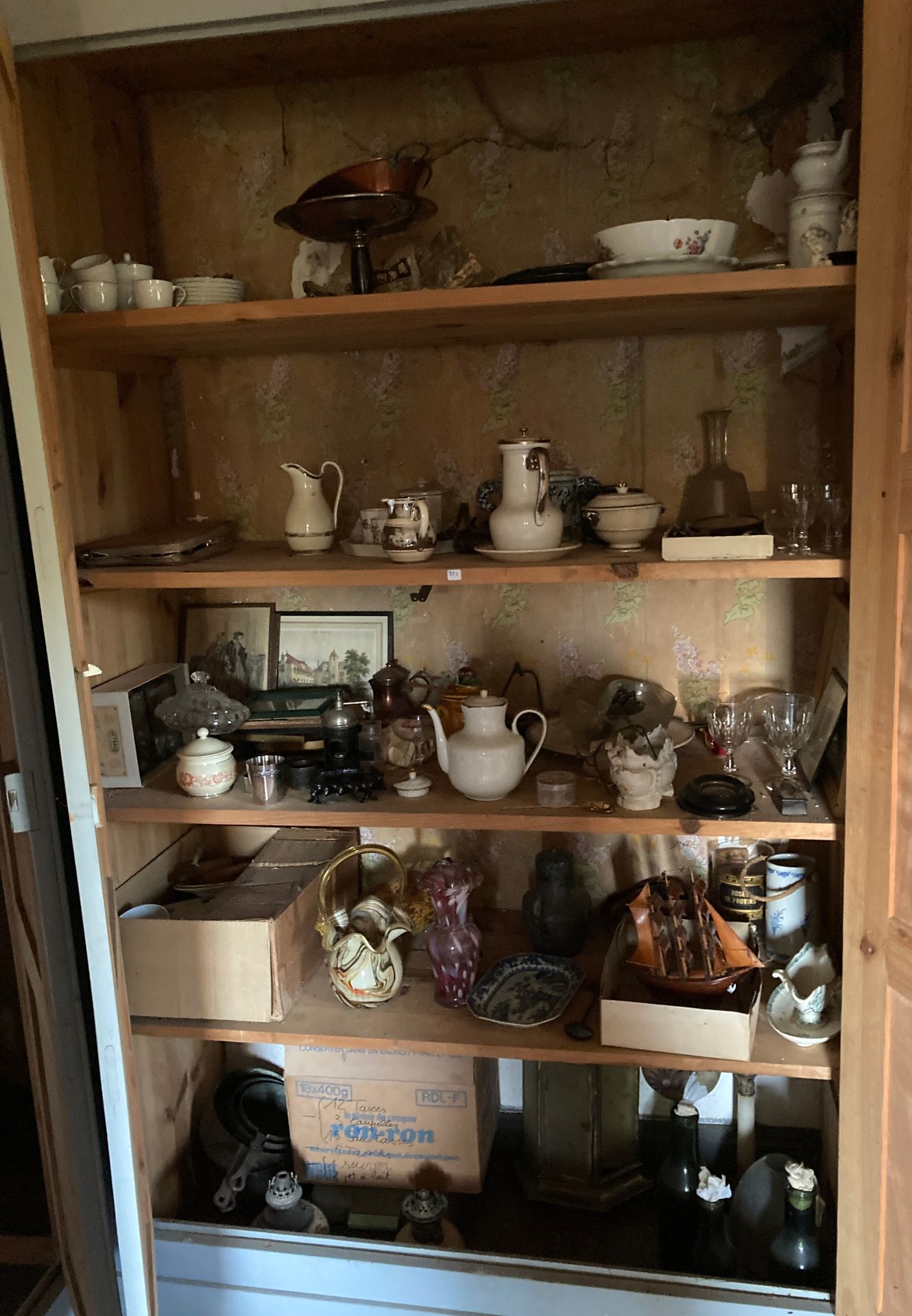 Null 351 在右边的第一个柜子里，剩余物品。

吉恩陶器灯体，铜锅，精美陶器服务的一部分，现代瓷器茶具的一部分，意大利吹制玻璃（鱼，篮子，多色花瓶），模型&hellip;