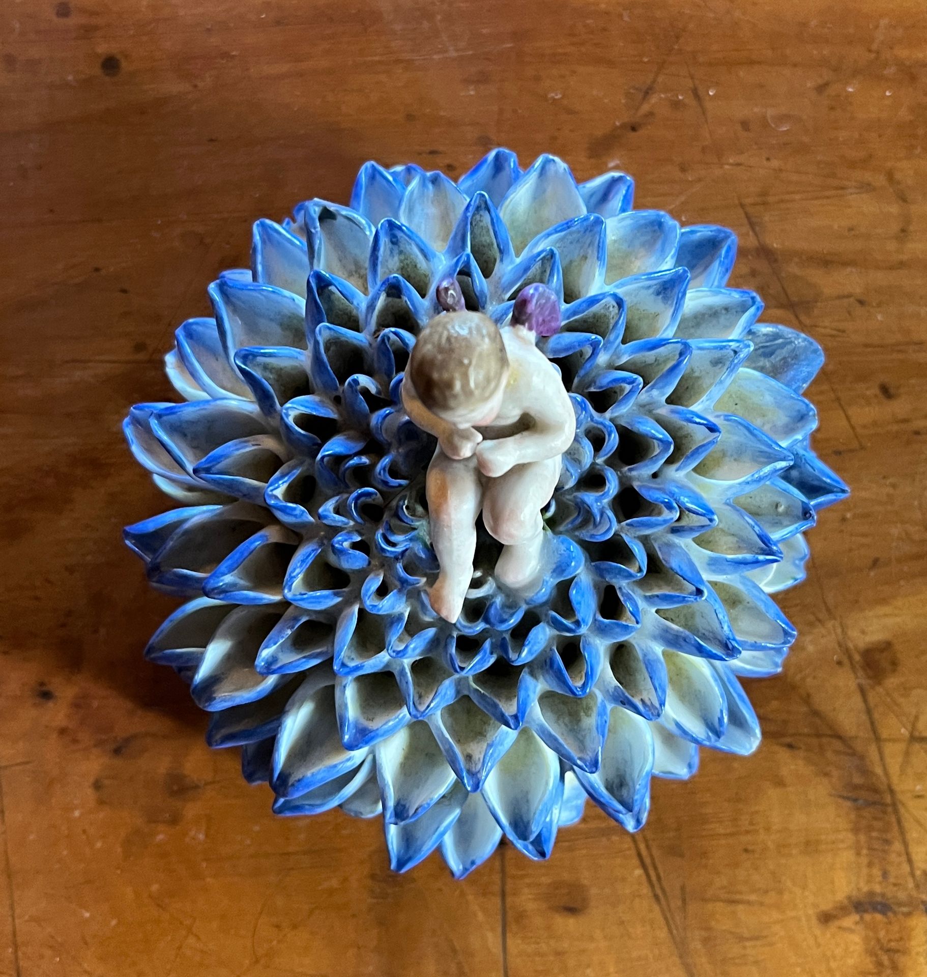 Null 
59. Jacob petit 




Tintero de porcelana decorado con un crisantemo en re&hellip;