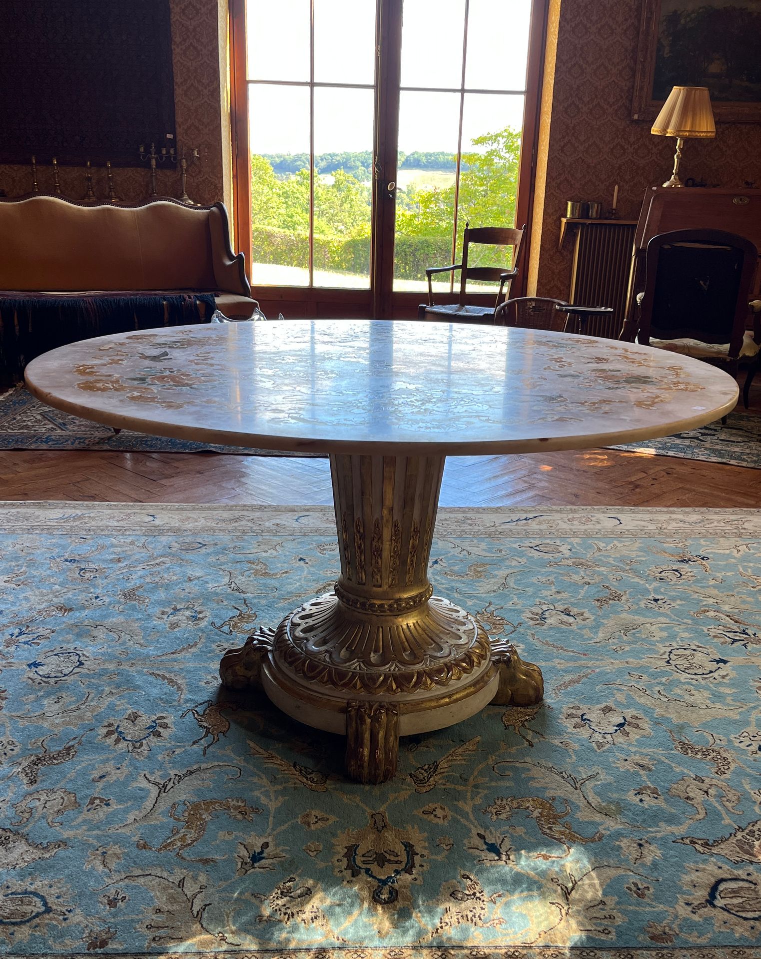 Null 
77.大型基座桌，由一个圆形的白色大理石桌面组装而成，上面绘有叶子和花环与鸟的装饰，还有一个轴。




中央的轴，白色和金色的漆，有凹槽和鱼鳞，末&hellip;