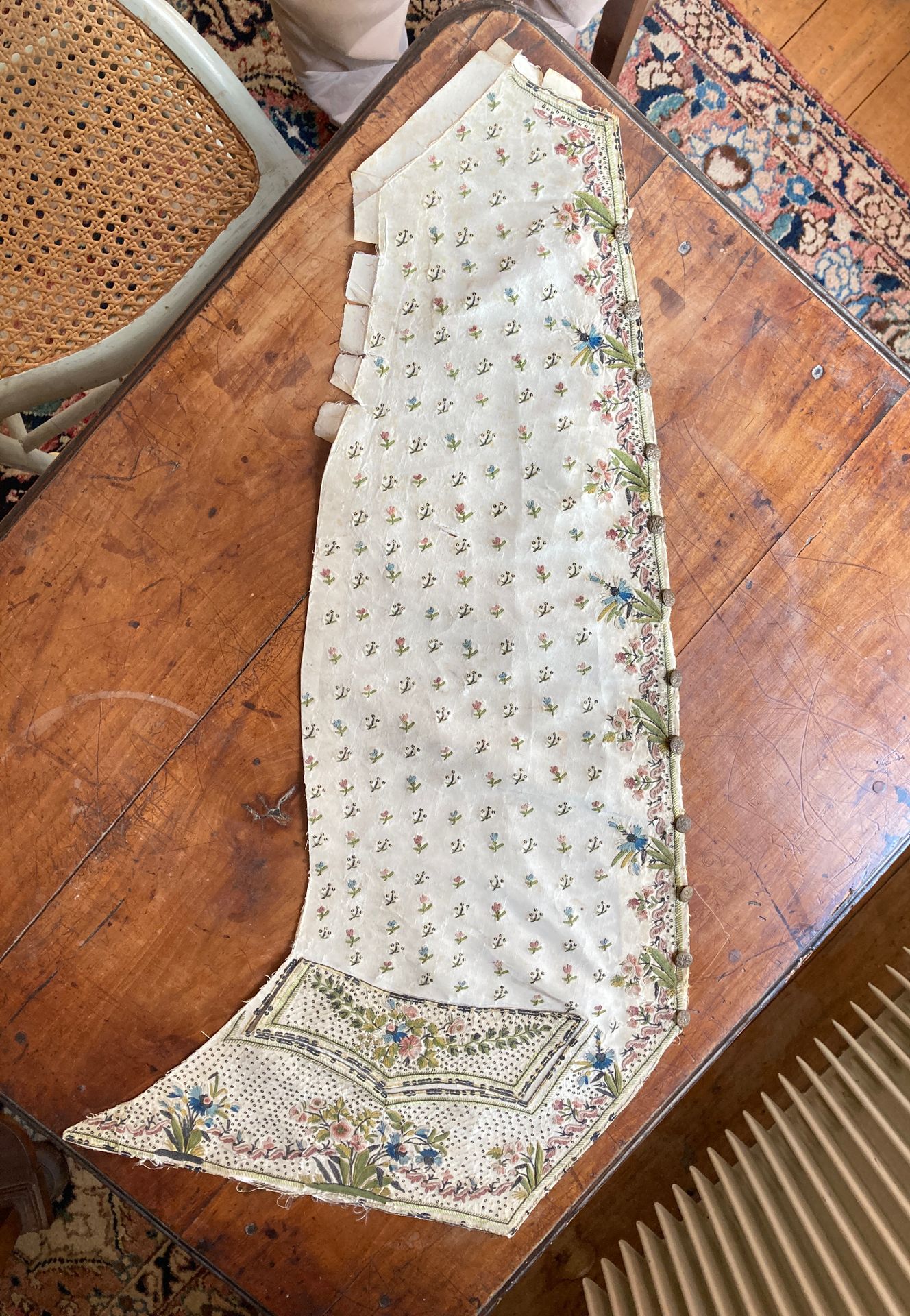 Null 150. 一件18世纪的丝绸马甲的两部分。

显著的磨损和撕裂。