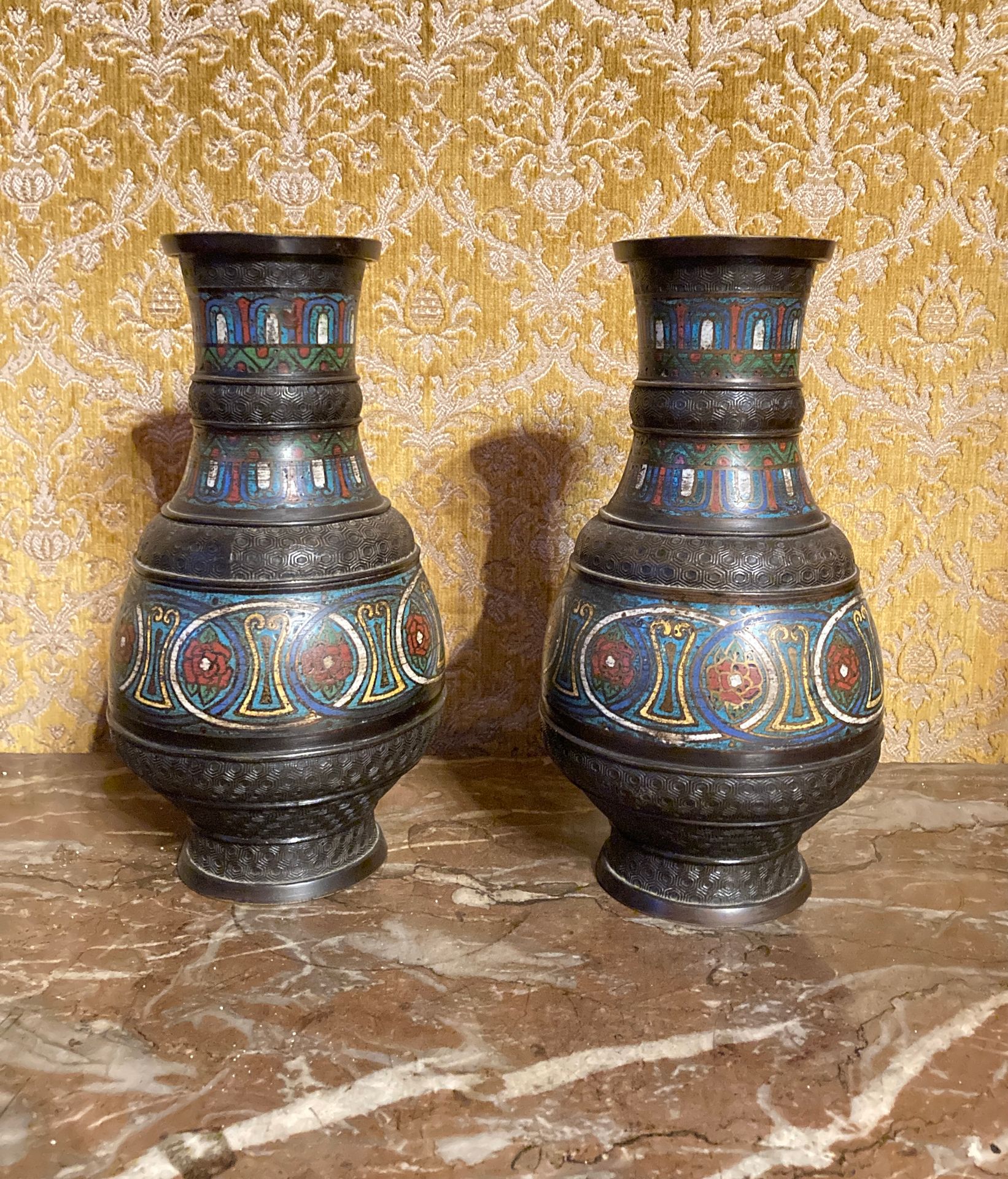Null 21. Japan

Pair of bronze vases with polychrome enamel decoration 

Meiji p&hellip;