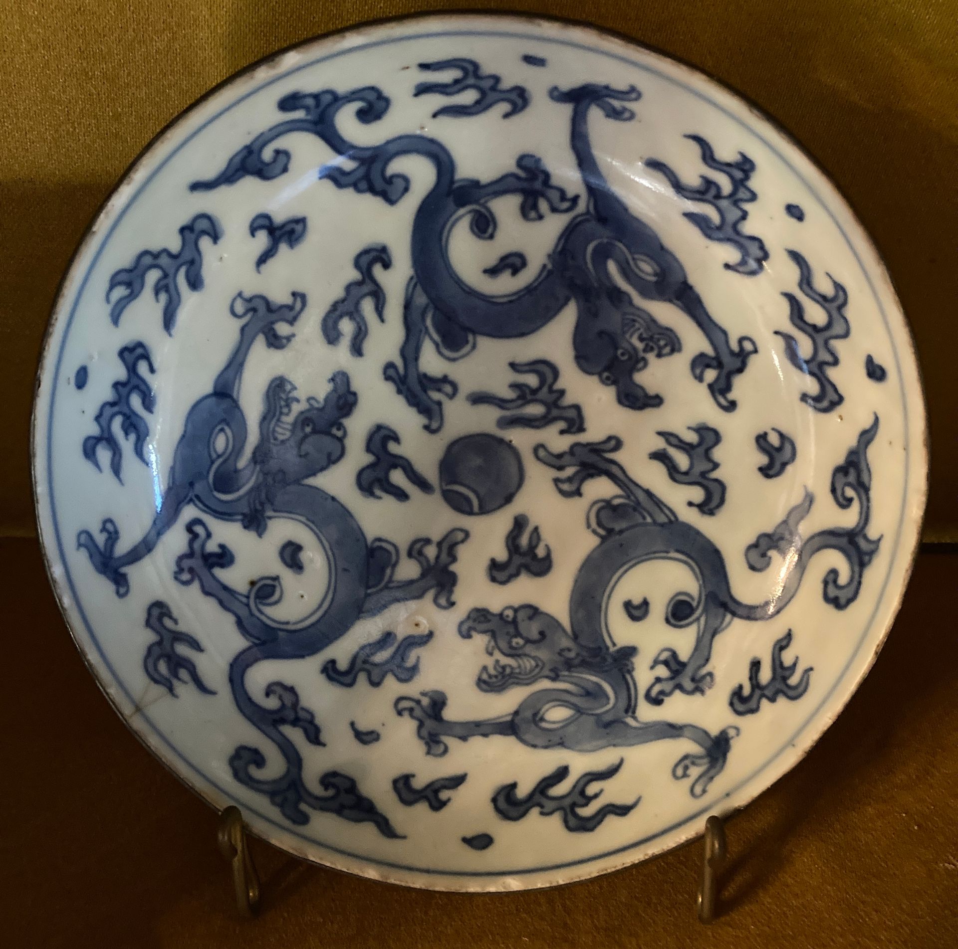 Null 
38.中国 




白瓷碗，碗身饰有三条龙追逐圣珠的图案。




背面有伪装的明朝标记




直径：16.5厘米。



芯片和修复。