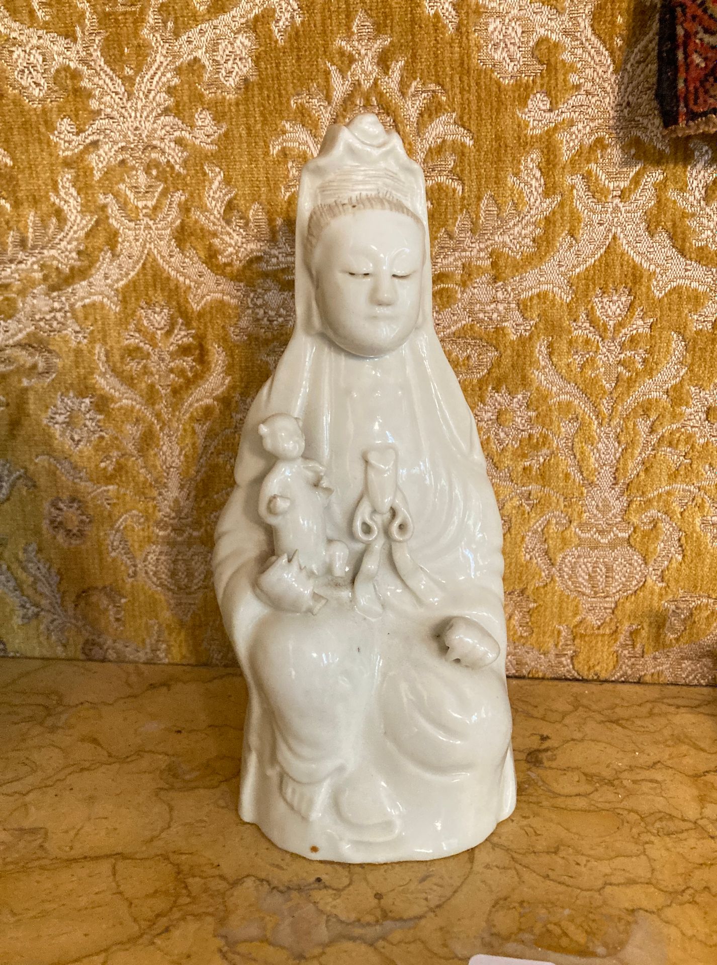 Null 6. China

Guayin aus weißem Porzellan mit transluzenter Glasur.

Höhe: 20 c&hellip;