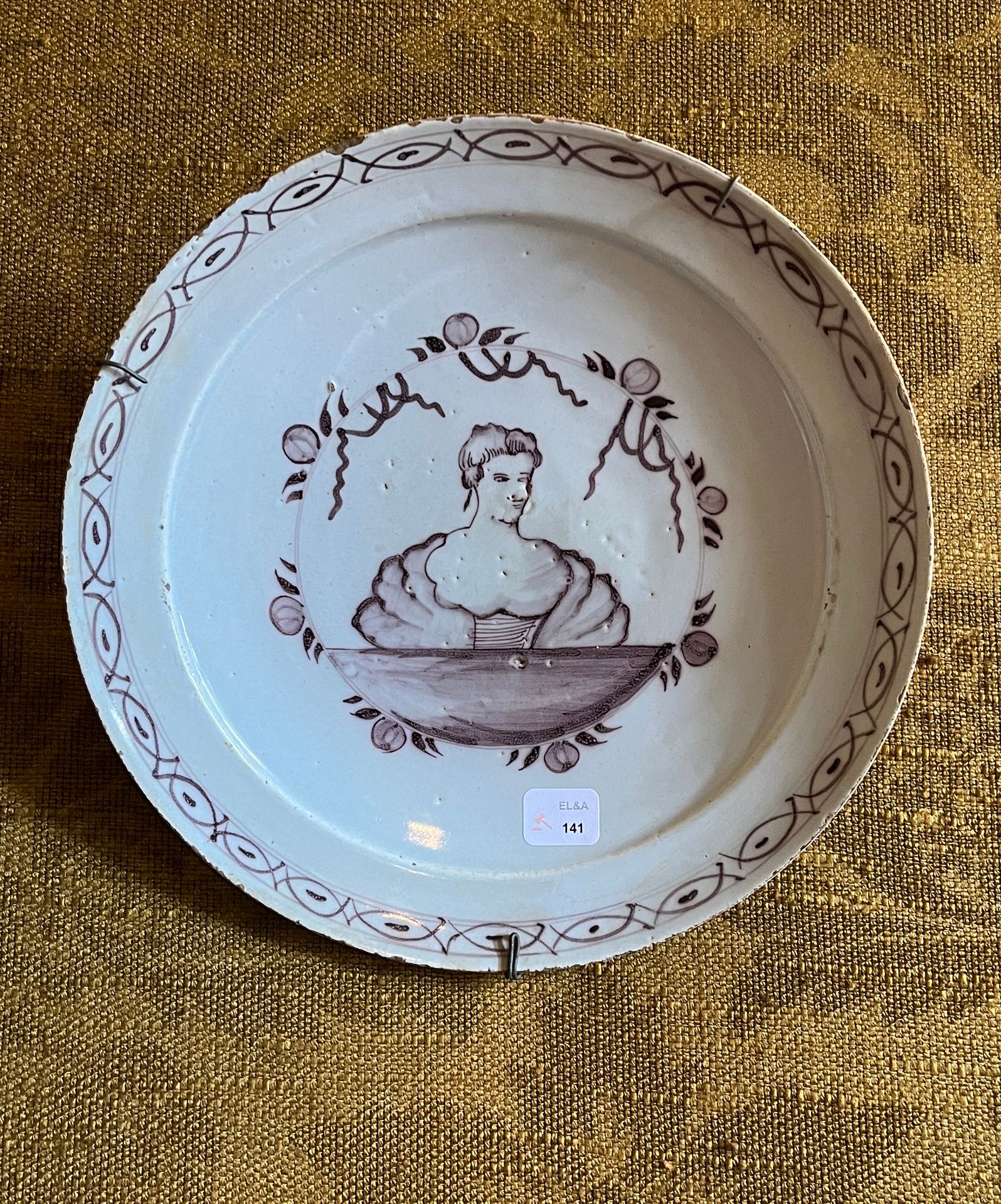 Null 
141 代尔夫特 




一对陶器盘子，其中一个盘子的锰质装饰是盆中的肖像，另一个盘子是盛开的玫瑰。



刮伤。
