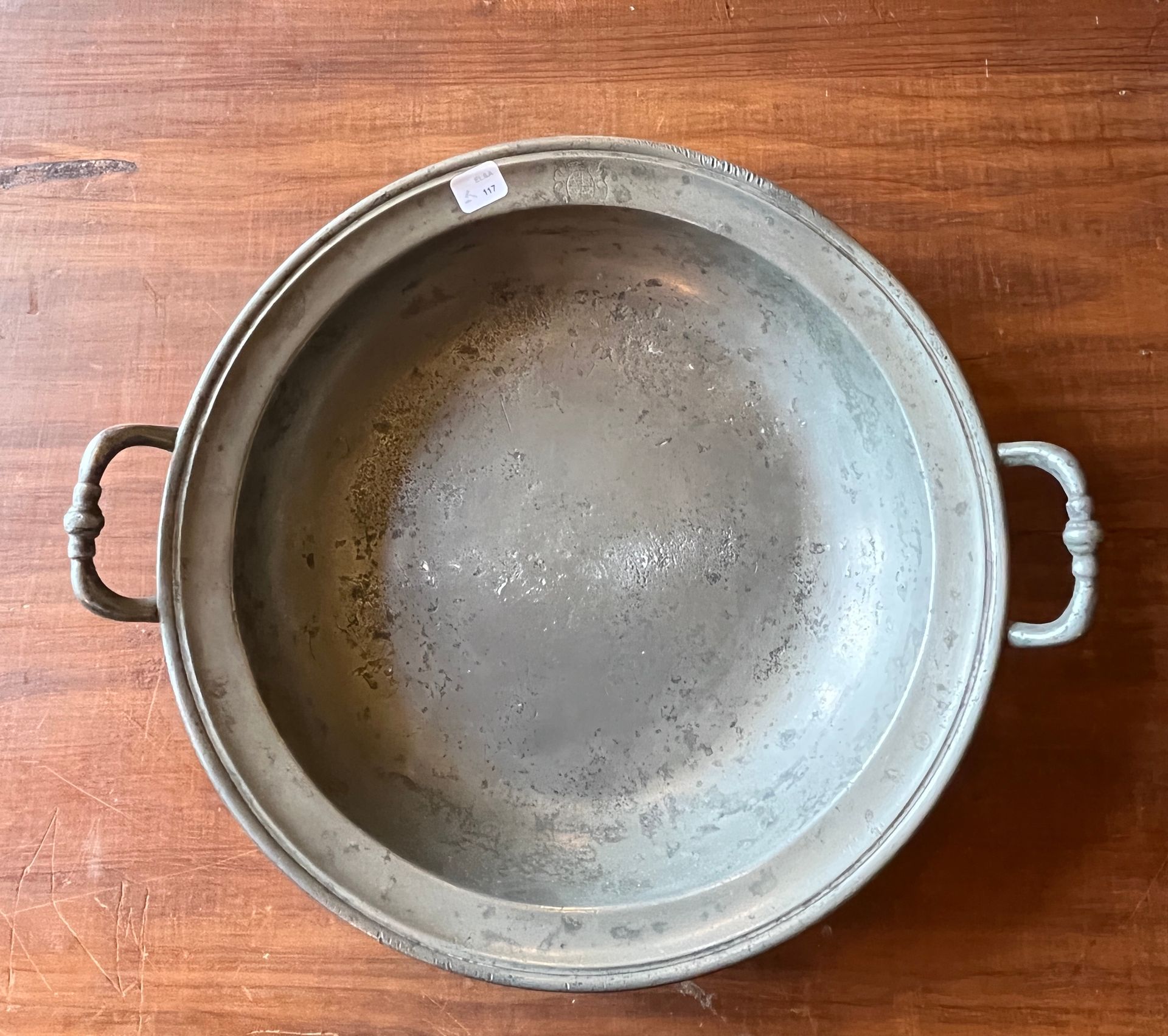 Null 117.	Bassine à anses en étain 

XVIIIème siècle 

Diamètre : 33 cm.