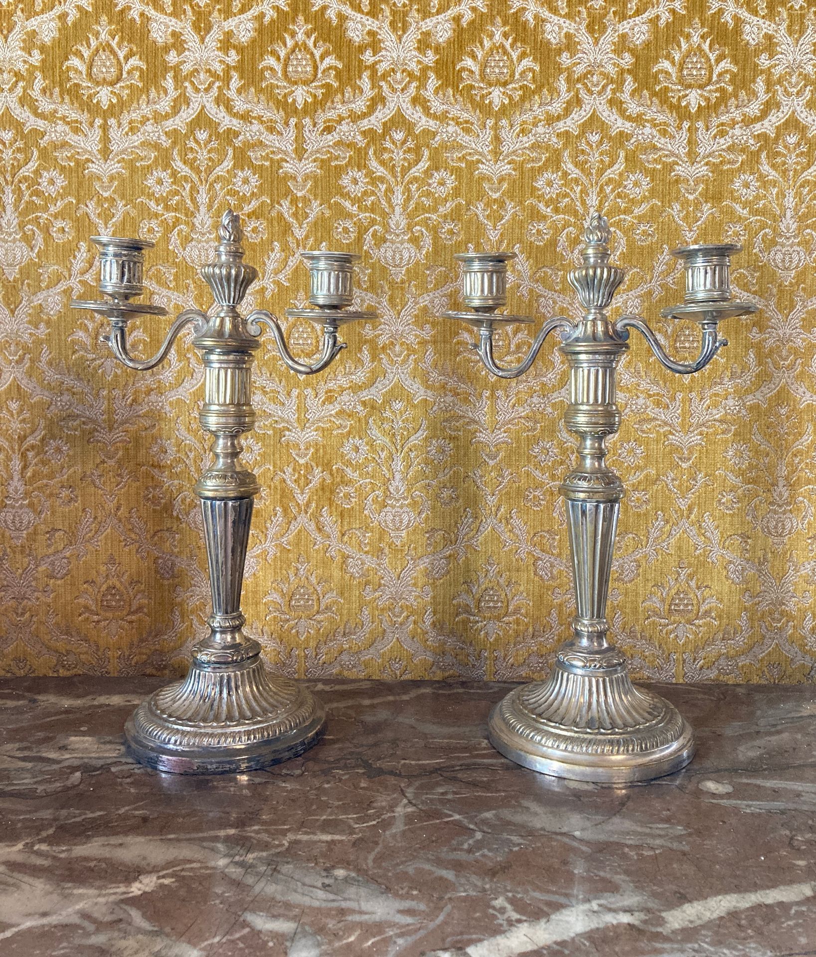 Null 10. Paire de chandeliers en bronze argenté à décor de cannelure et à deux l&hellip;