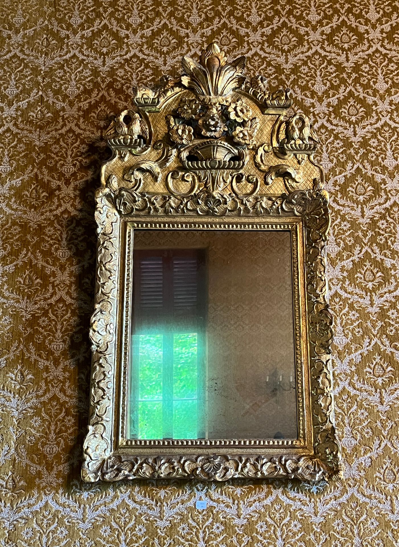 Null 71.	Grand miroir

En bois et stuc doré, sculpté d’agrafes affrontées, sommé&hellip;