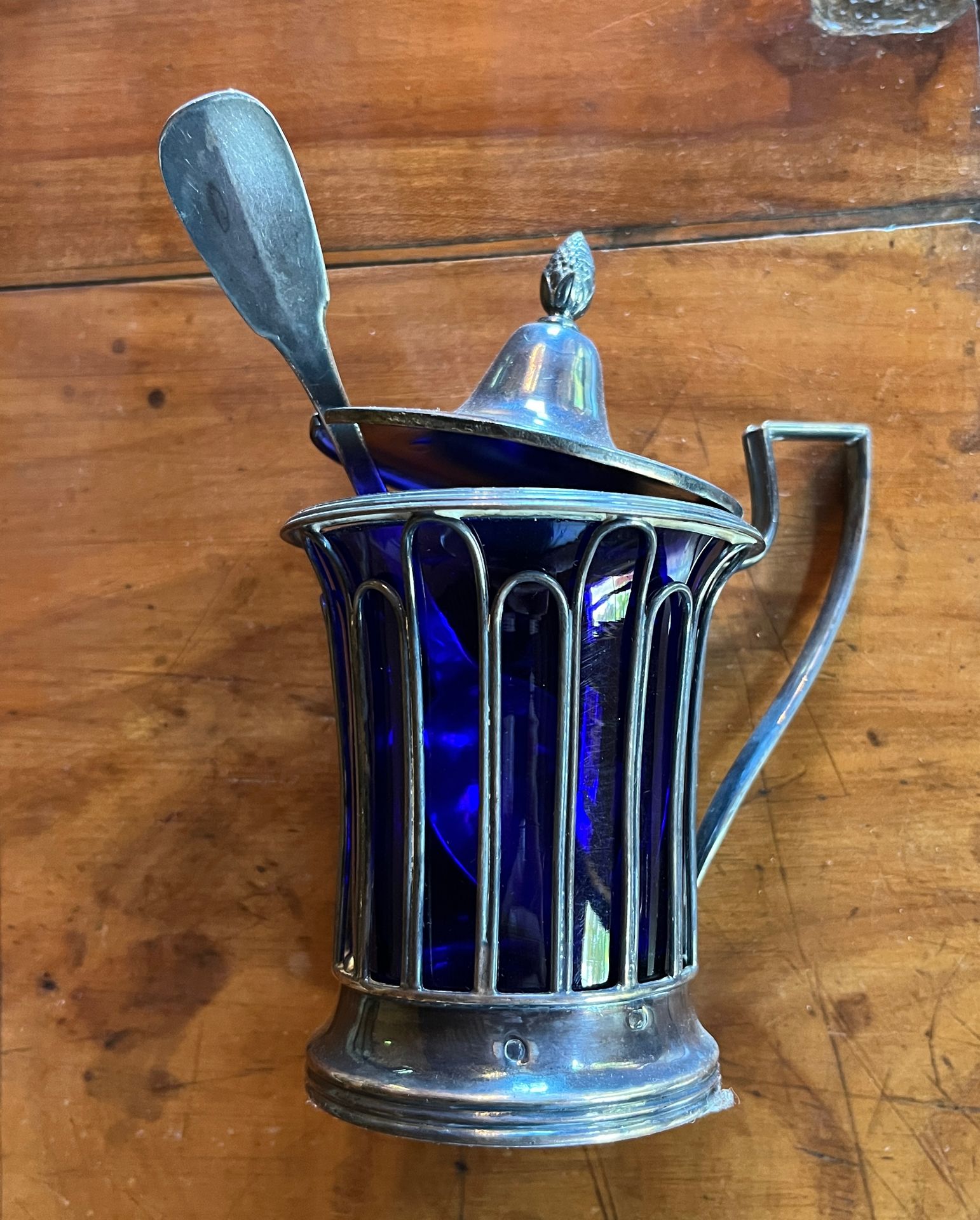 Null 67. Vaso di senape, montatura in argento 950°/1000

Decorata con fili d'arg&hellip;