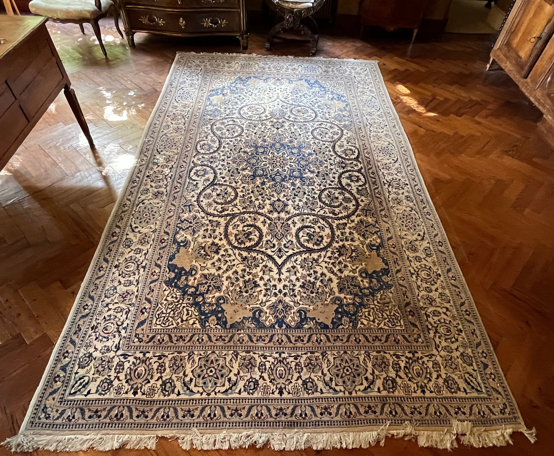 Null 84. 大型波斯地毯，MELAHIR

羊毛和丝绸

边框上装饰有卷轴和盛开的荷花

尺寸：337 x 200厘米。