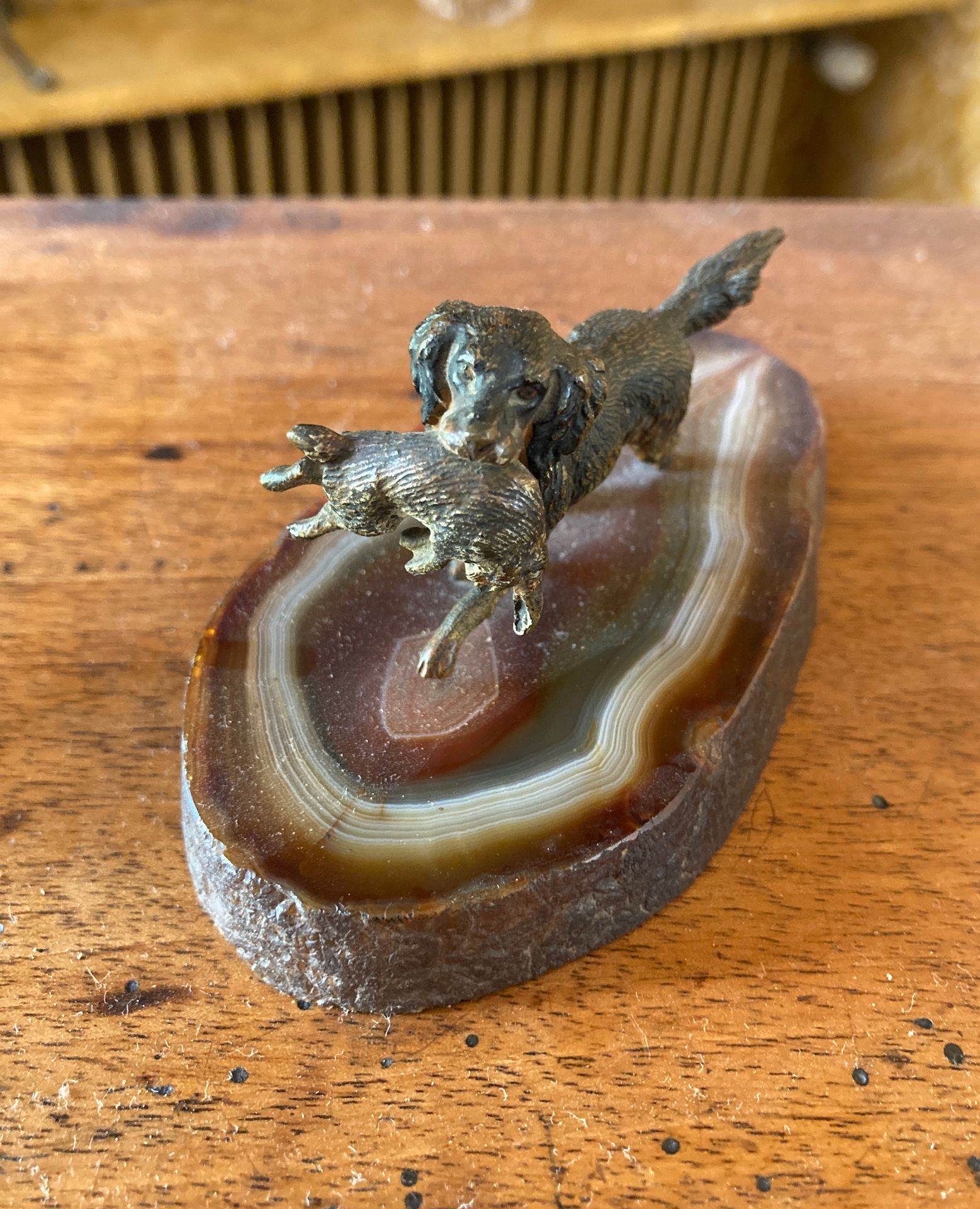 Null 17. Bronze aus Wien 

Hund und Wild auf einem Achatsockel. 

Länge: 12 cm.