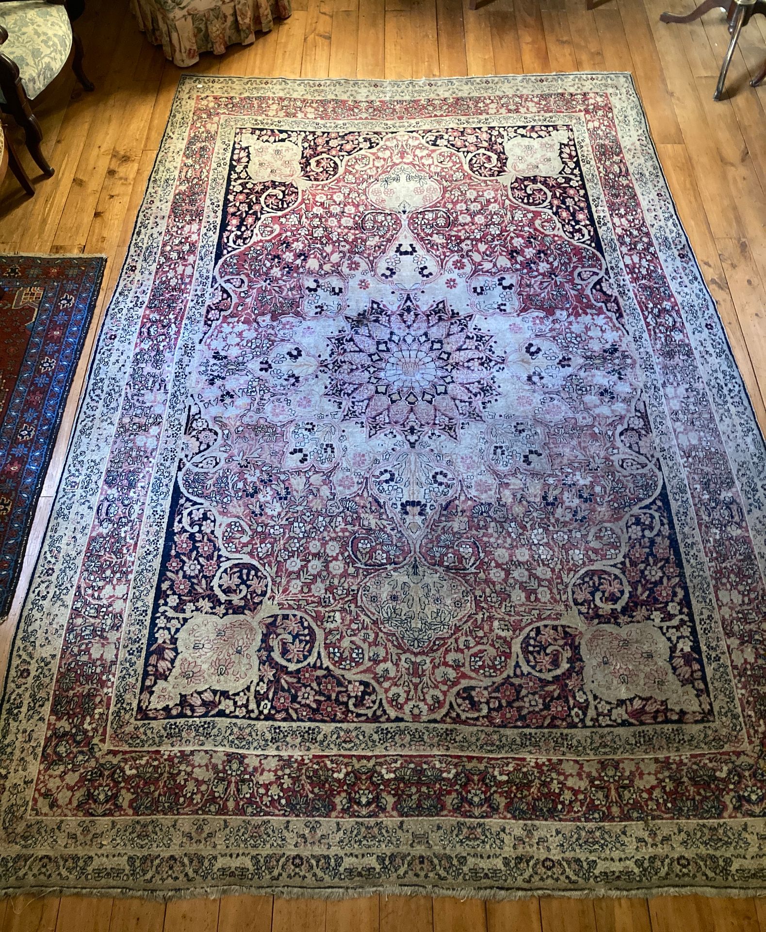 Null 174基尔曼地毯（伊朗）--一张旧地毯，破旧，部分黑色背景。

长：307厘米，宽：217厘米。