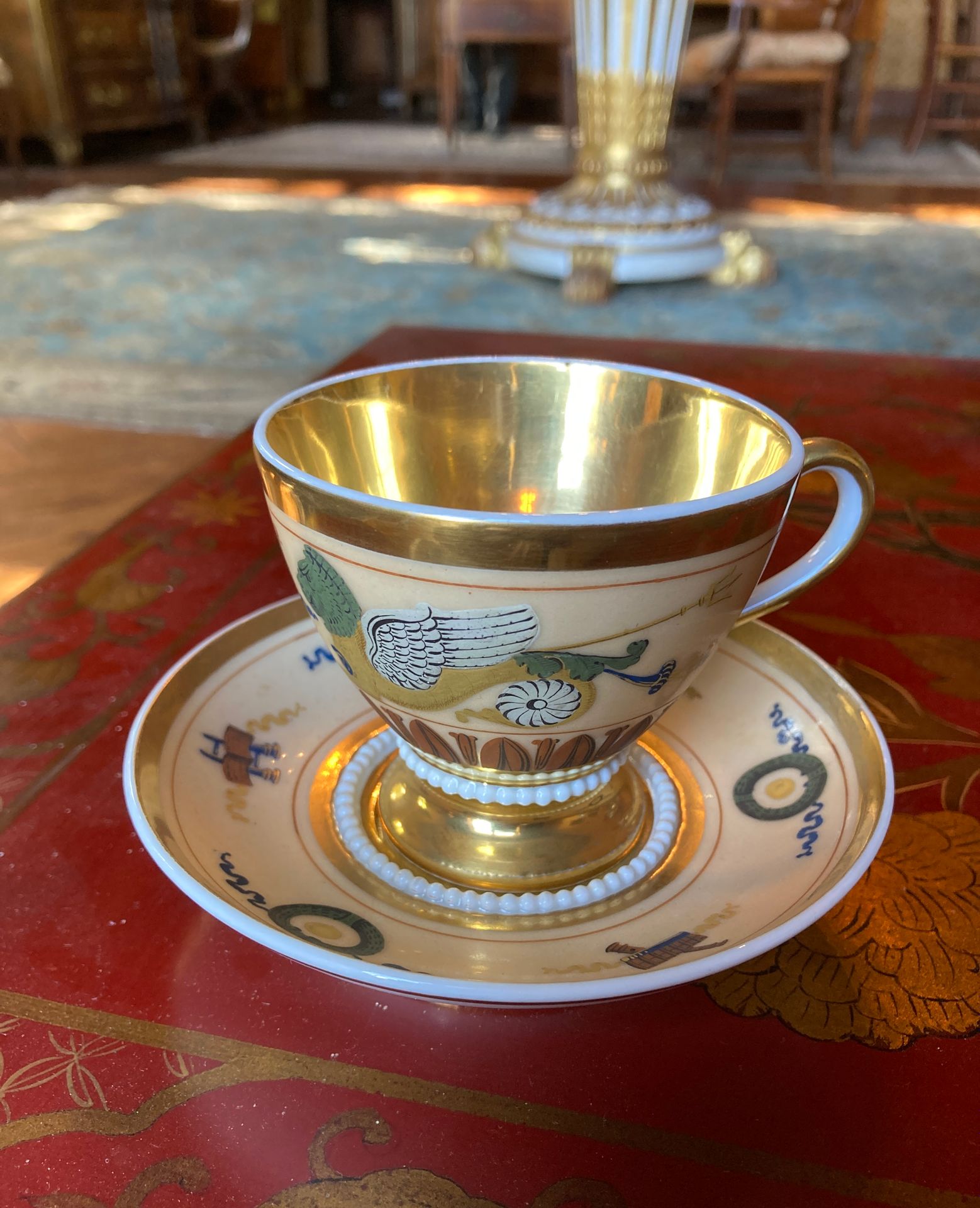 Null 44. Meissen 

Une tasse et sa sous-tasse en porcelaine 

Décors antiques 

&hellip;