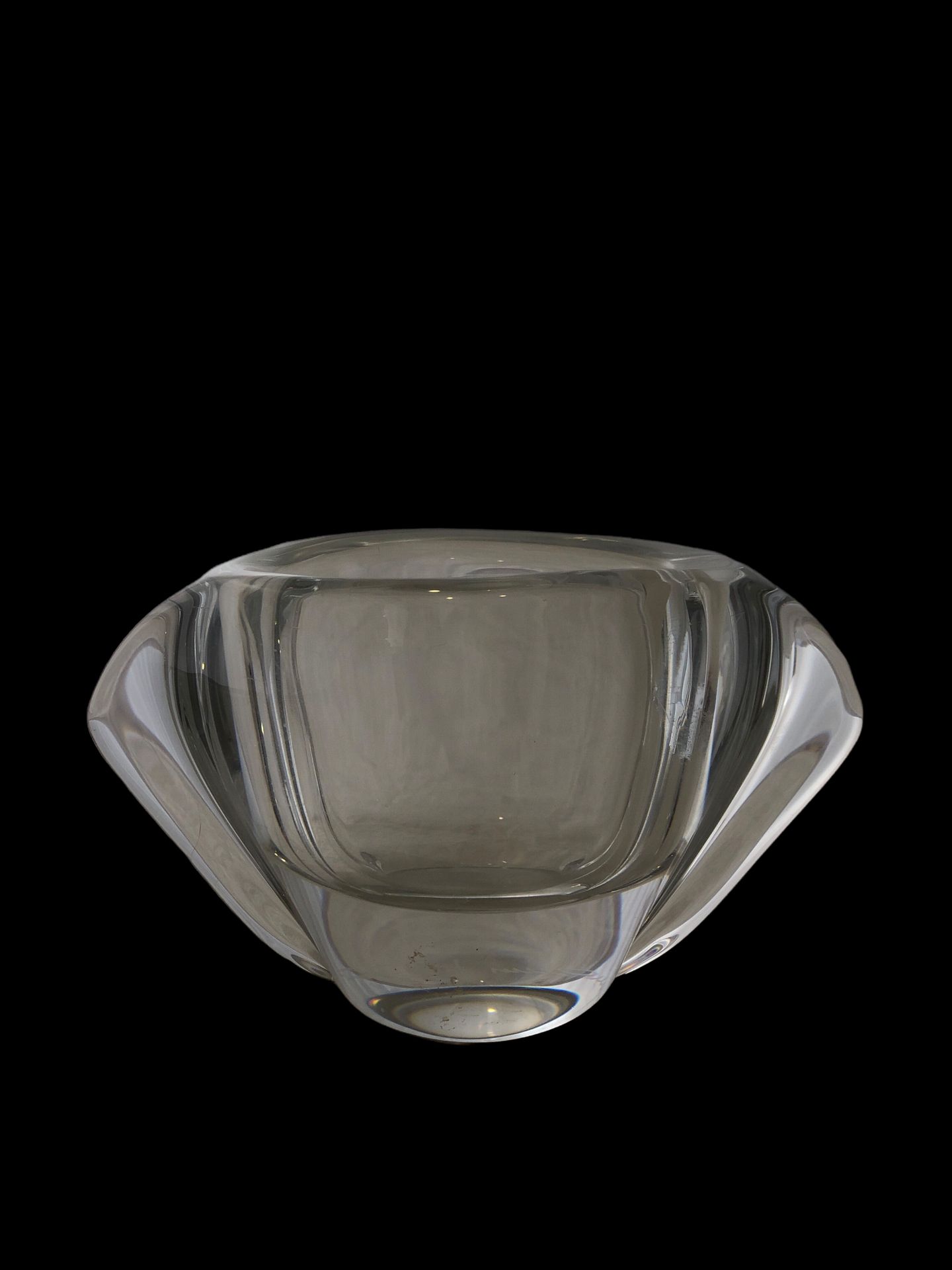 Null 法国DAUM公司，长方形吹制的带翅膀的水晶花瓶，署名Daum France。

高11.5厘米。

重要的裂缝。

附有一组彩色的玻璃珠子。