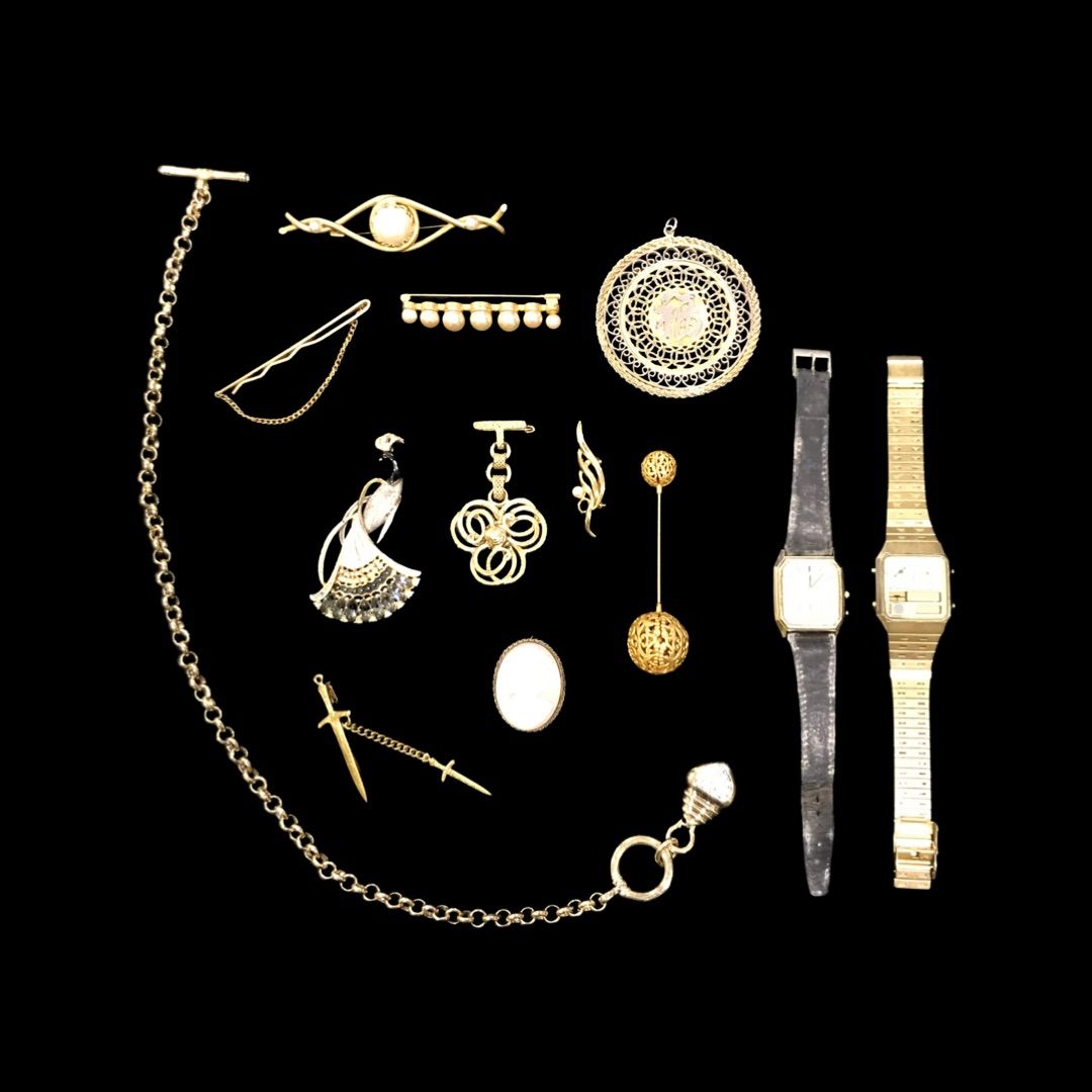 Null 一套镀金的金属高级时装首饰，包括别针，胸针，一个亚洲吊坠，两个石英腕表，一个孔雀吊坠，原样。