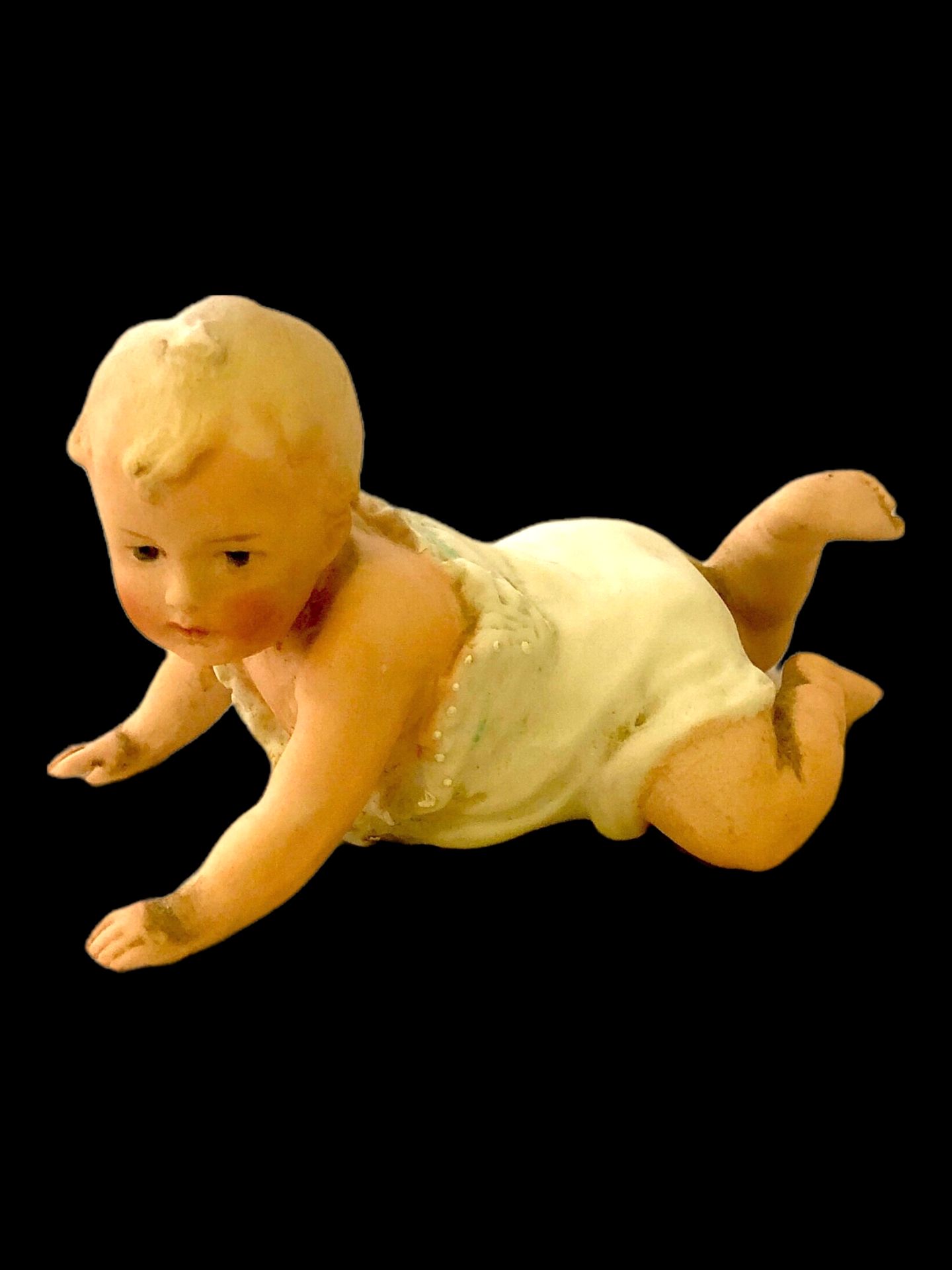 Null 
Soggetto in porcellana raffigurante un neonato che cammina a quattro zampe&hellip;