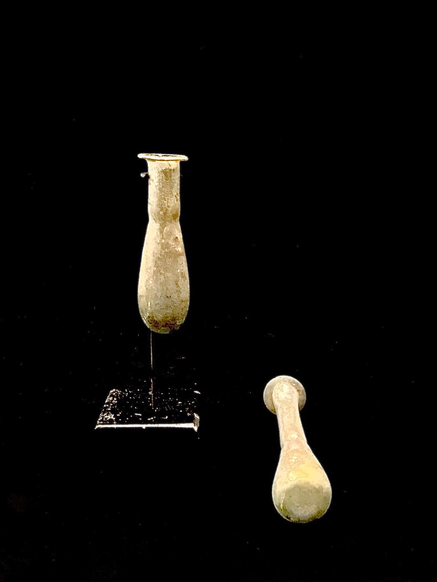 Null Epoque romaine. Deux vases lacrymatoires de forme tubulaire en verre irisé.&hellip;