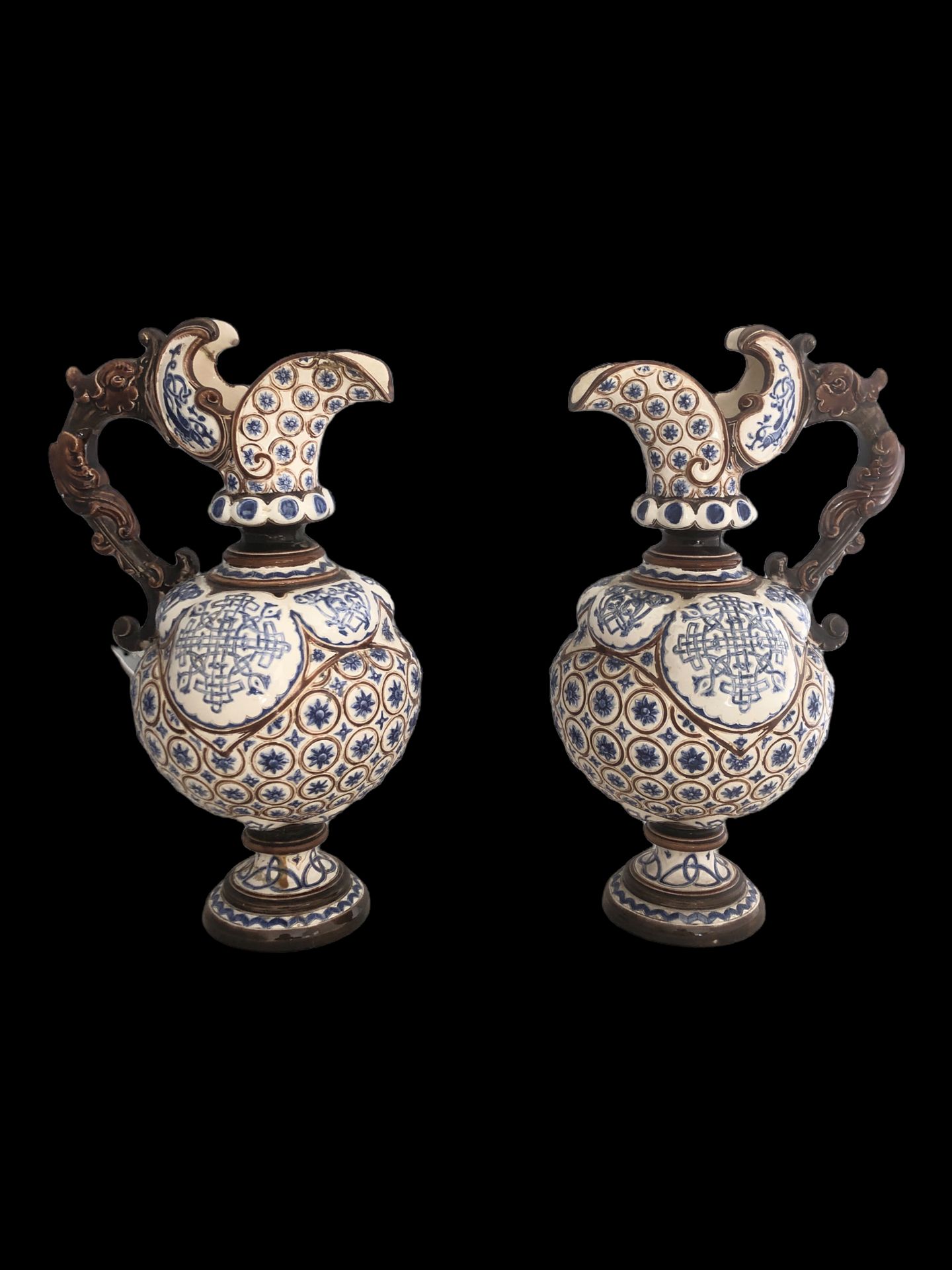 Null 一对陶制电筒

陶器，有花环和交错的多色装饰，放大的握把。

19世纪的作品。

背面的印章和签名：".III.R."

高34.6厘米。

一个损坏&hellip;