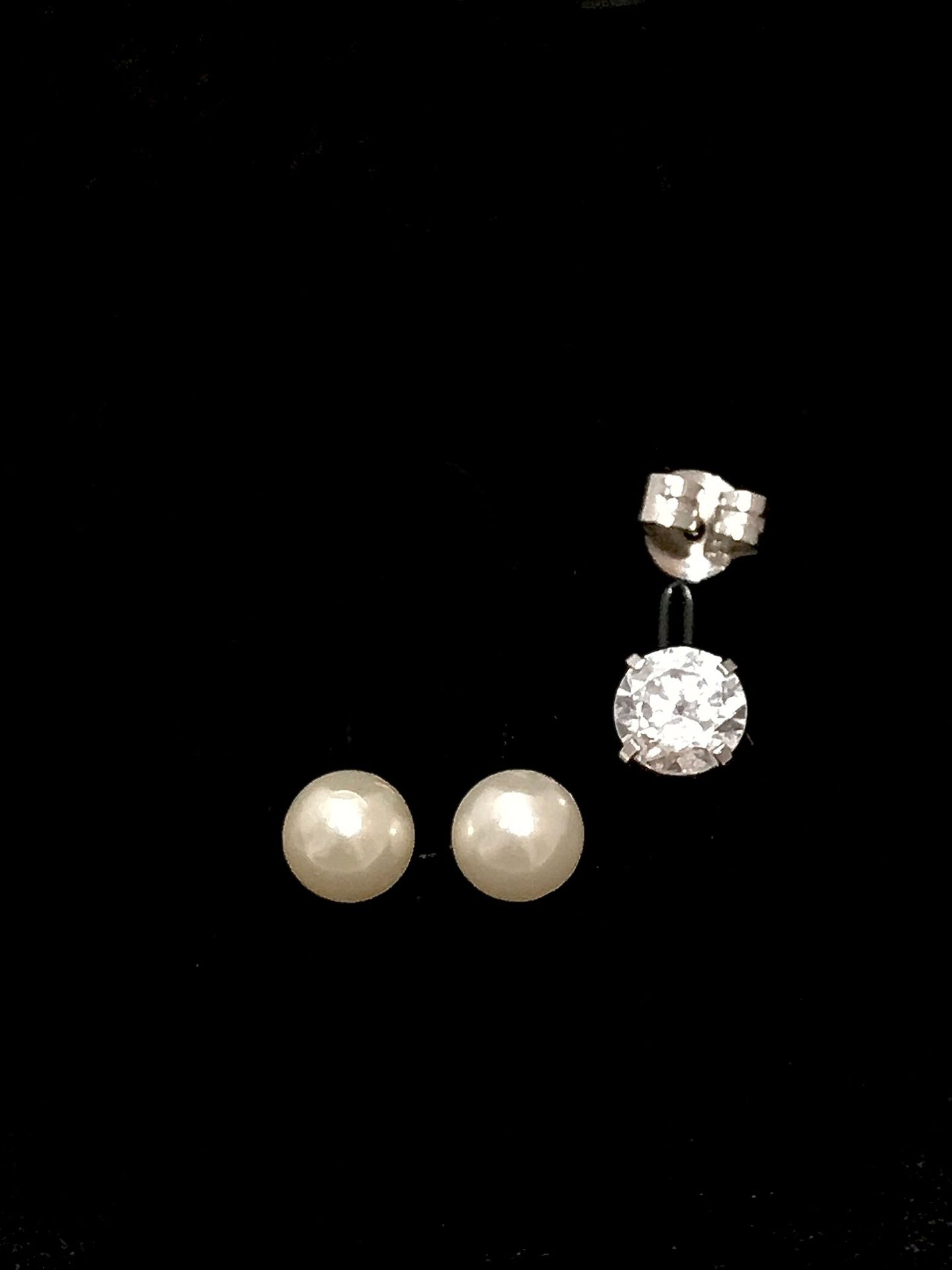 Null Three metal earrings: a pair adorned with a fancy pearl and another with a &hellip;