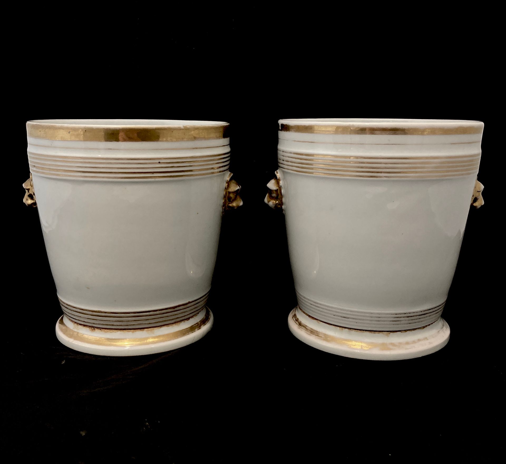 Null Paire de cache-pots 

en porcelaine de Paris à décor de filets d'or, les pr&hellip;