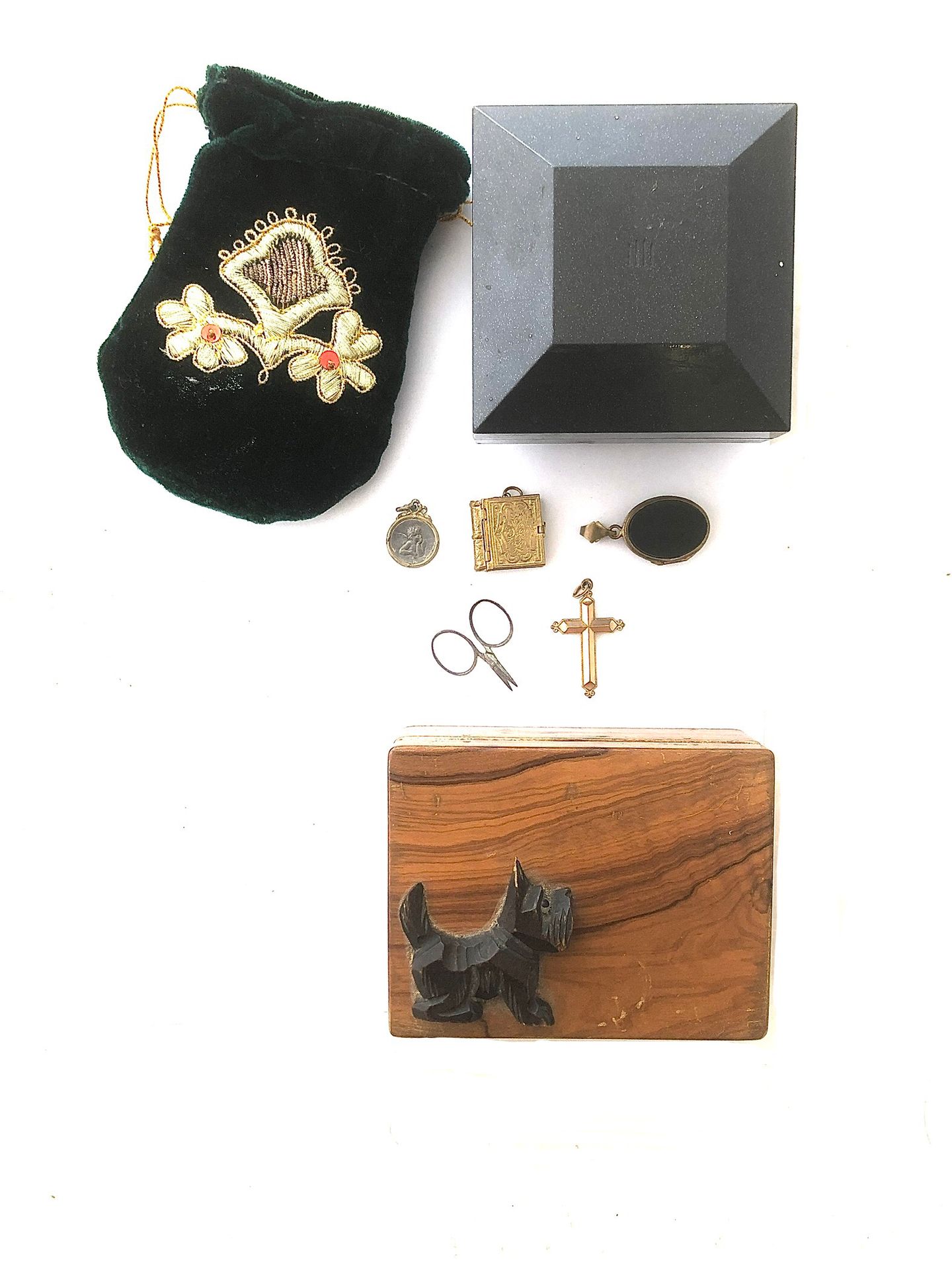 Null 一套20世纪初的服装和高级时装珠宝，装在一个有趣的有狗图案的木盒里，包括胸针、吊坠和上链口袋表的钥匙....，以及一个带卢尔德朝圣纪念品架的吊坠，一个&hellip;