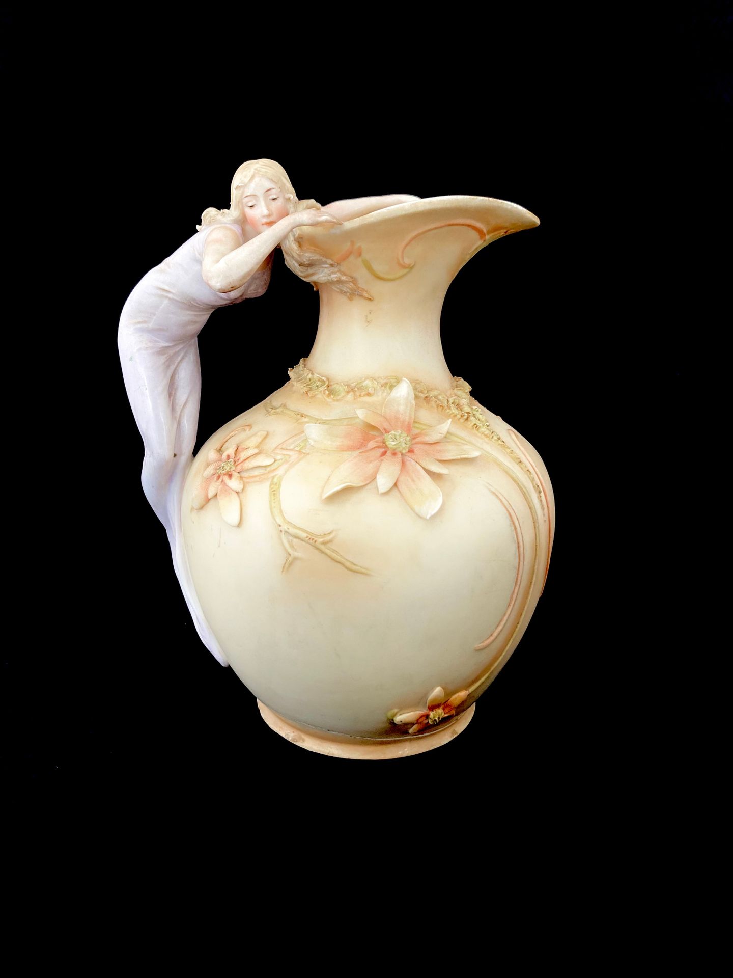 Null 在波西米亚皇家杜克的味道中

 新艺术风格的花瓶，有花卉装饰，拟人化的手柄。

高20厘米。宽度为17厘米。

背面有铭文。

底座损坏后被粘回。