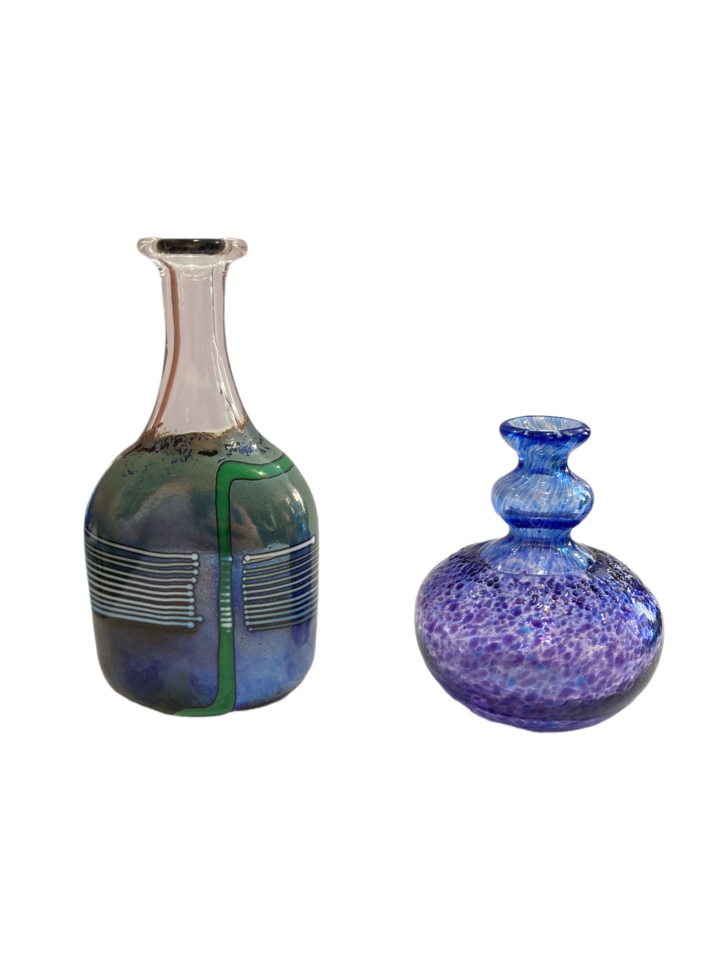 Null Atelier de Kostaboda，艺术家B.Vallien，吹制的玻璃花瓶，有长长的颈部，瓶身衬有五彩蓝色玻璃，为一个，还有一个吹制的玻璃球花&hellip;