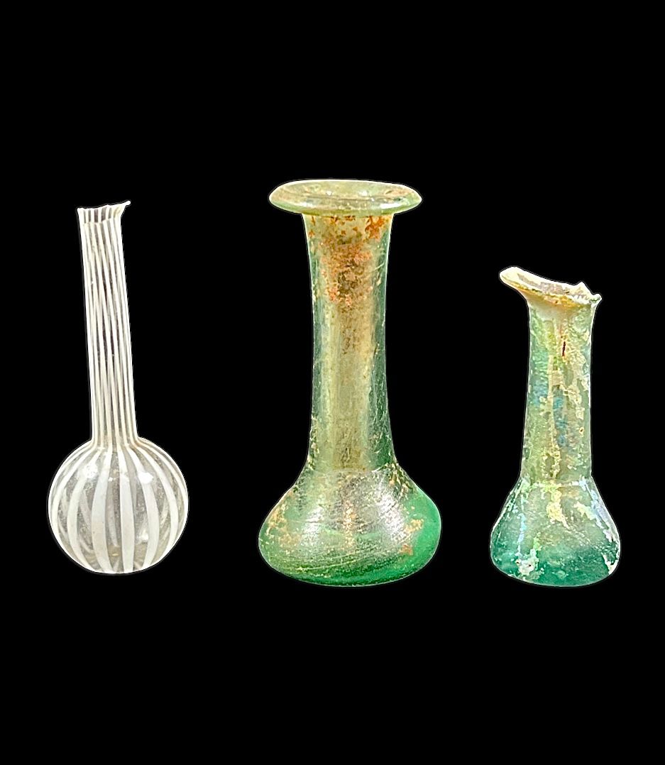 Null 一套两个彩虹色的吹制玻璃拉赫曼花瓶。罗马时期。高7,6和6,3厘米。颈部受损是其一。吹制的玻璃花瓶，长颈，白色条纹装饰。高度：7.3厘米。颈部受损。