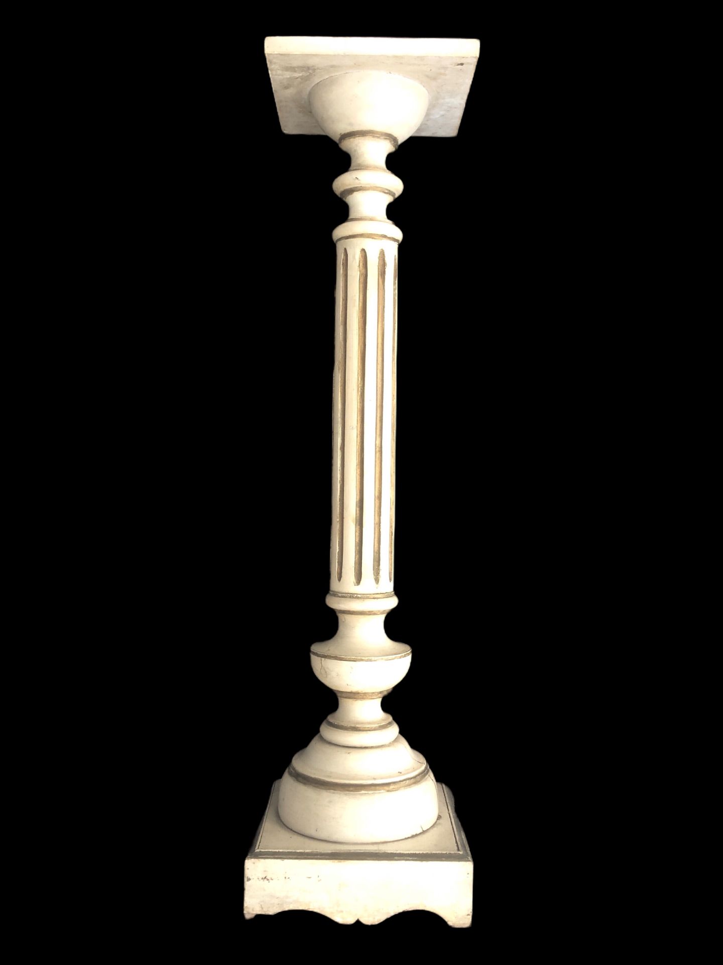 Null 一个木雕马鞍，凹槽轴安放在一个方形底座上。

路易十六风格，19世纪作品。

高度为108厘米。

长28厘米。

裂缝。