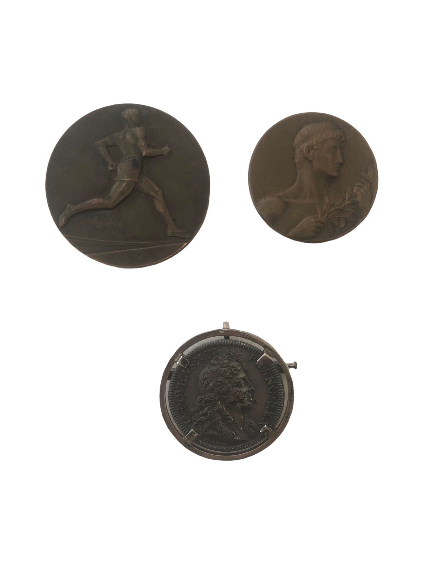 Null 布雷顿（F. BRETON）雕刻的带有路易十四肖像的银质令牌 "皇家喜剧"。

"simul et singulis"。

安装在一个胸针里。

直径&hellip;
