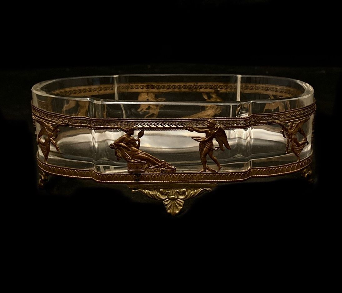 Null 一个长方形的水晶杯，框架是青铜和鎏金金属，上面有精致场景的重塑工艺。拿破仑三世时期。高6厘米。长15厘米。深度8厘米。一个芯片。