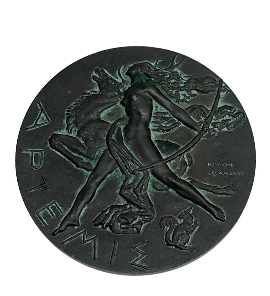 Null Raymond DELAMARRE (1890-1986)ARTEMIS圆形铜牌，带有古董色泽，代表狩猎女神。背面是狩猎战利品。

直径11.5厘米。